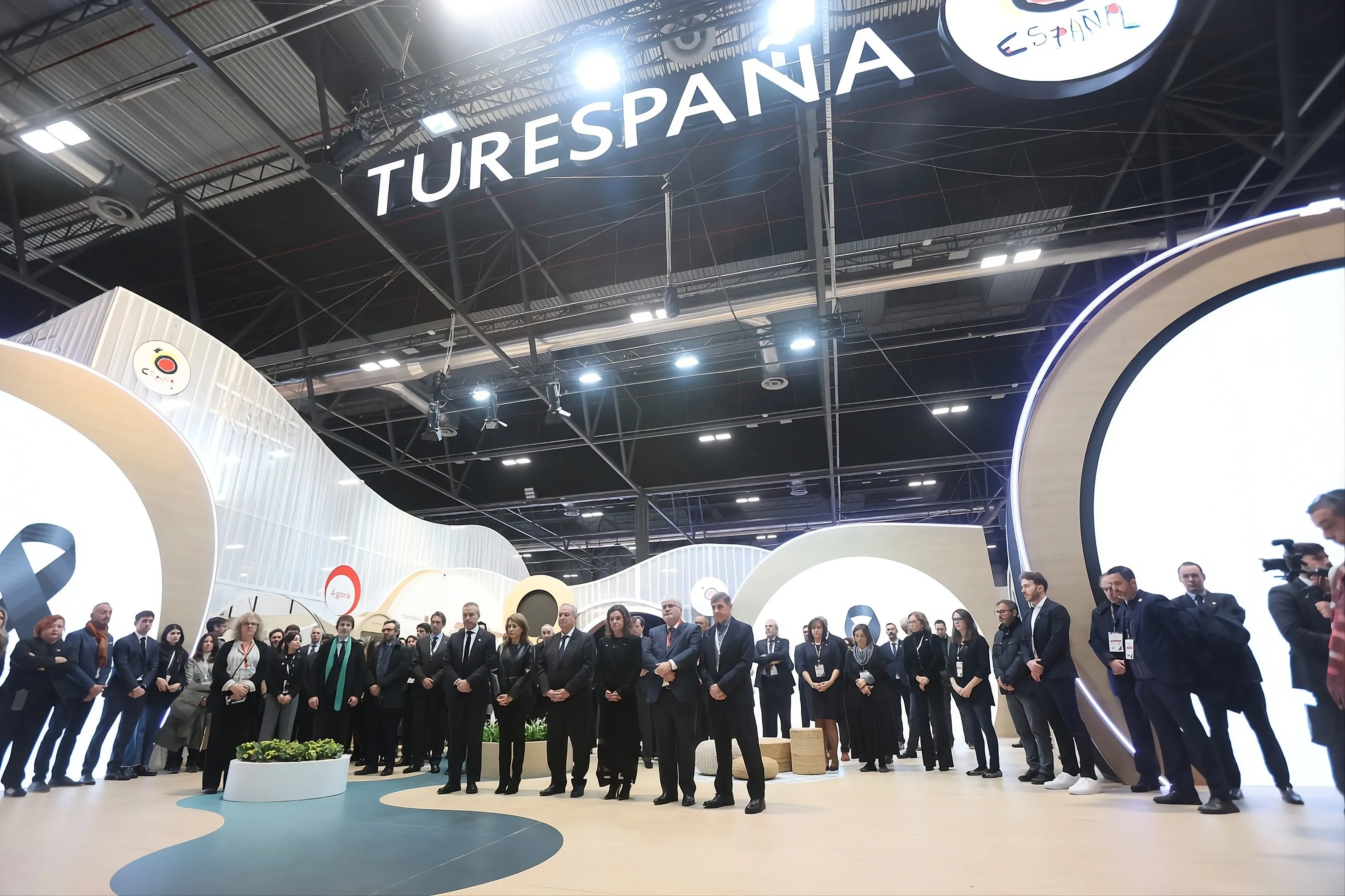 Minuto de silencio en Fitur en homenaje a las víctimas del accidente ferroviario en Adamuz. Foto: Secretaría de Estado de Turismo