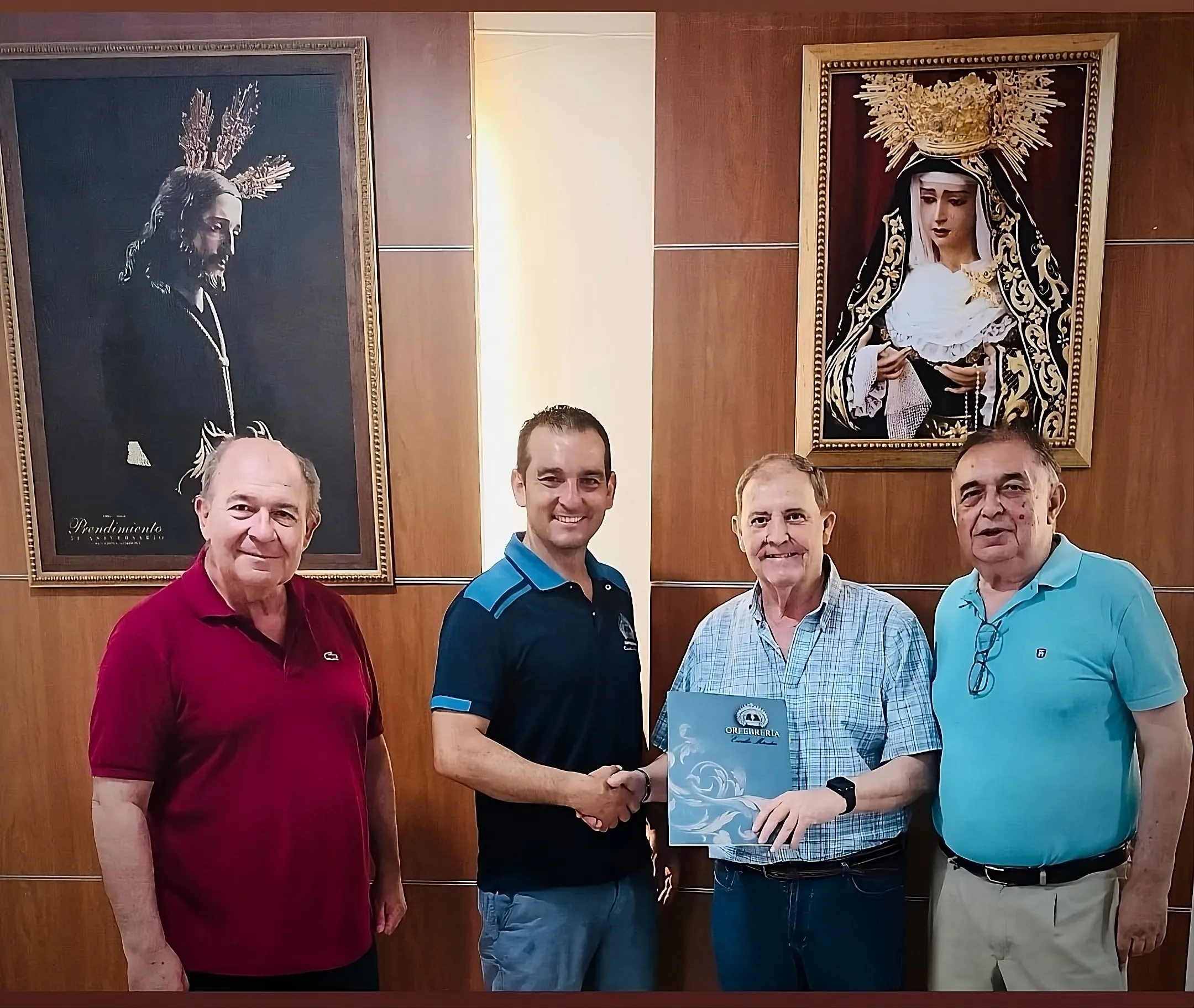 La junta de gobierno de la Hdad. del Prendimiento de El Carpio tras el acuerdo de la elaboración de varales para el paso de palio. Foto: Hdad. El Prendimiento