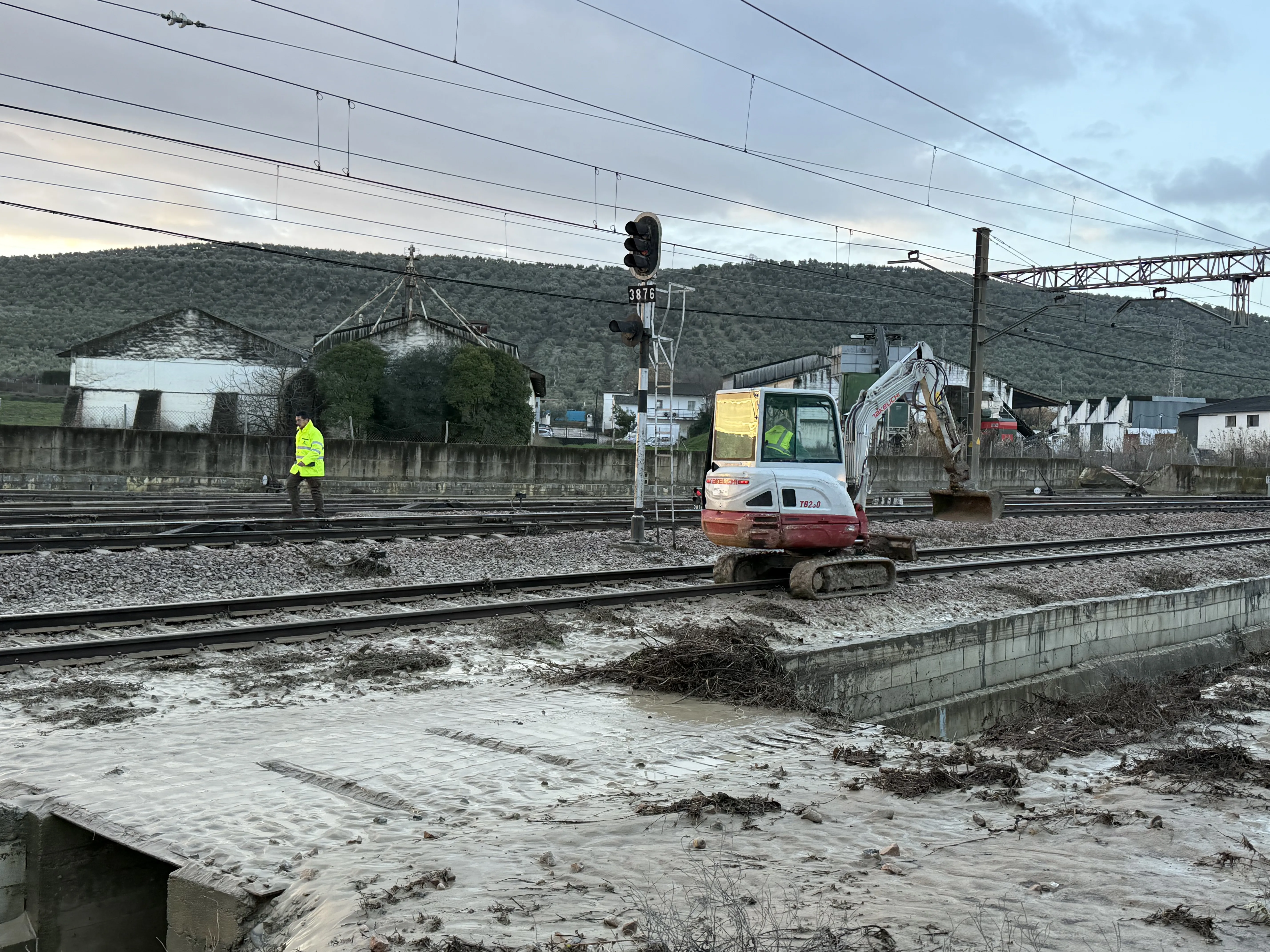 Operarios trabajando en la zona para reestablecer el servicio lo antes posible