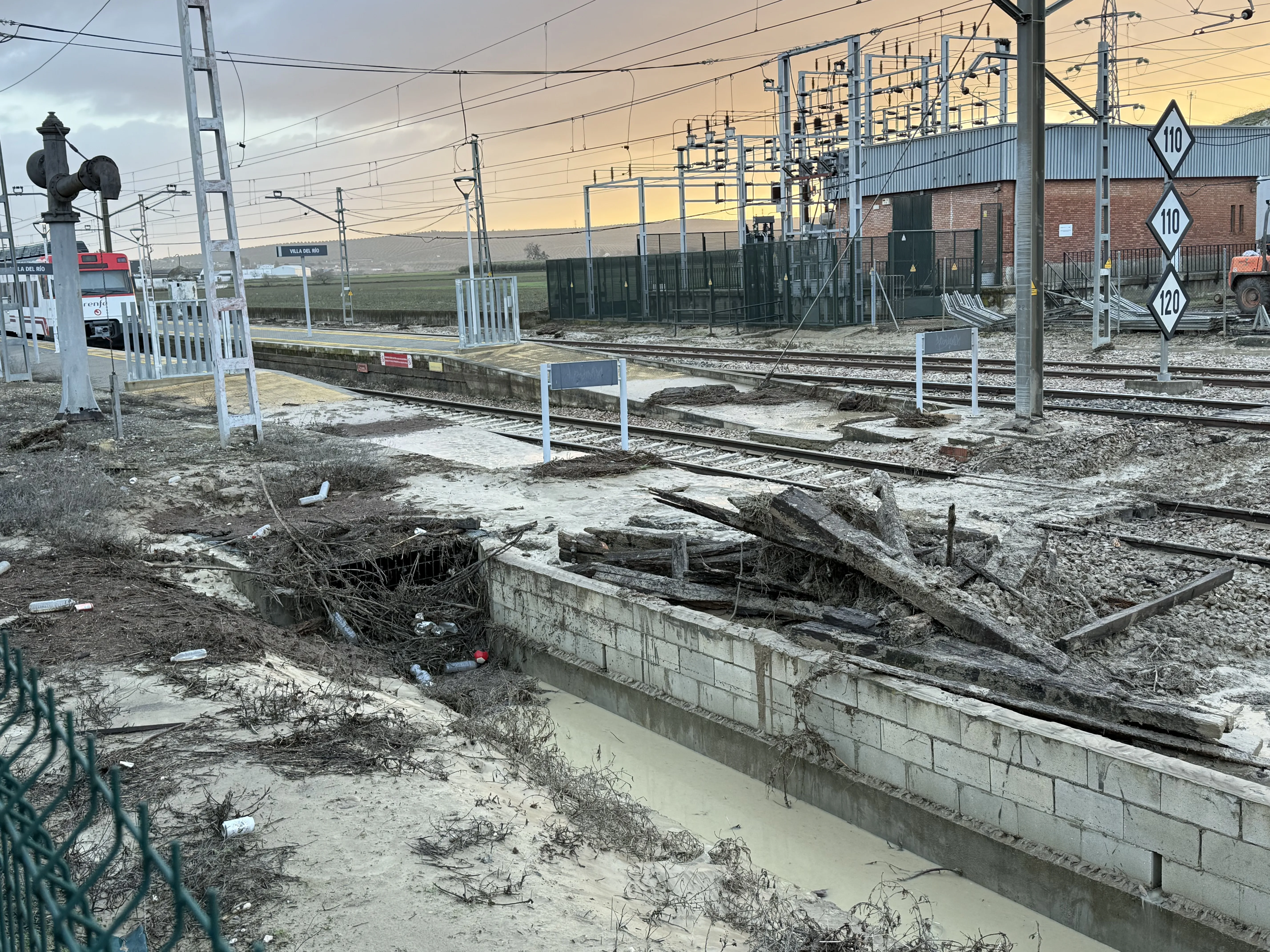 Estado de las vías del tren en Villa del Río esta mañana tras las lluvias