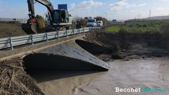 Trabajos de limpieza de caudal en la zona