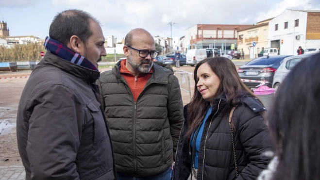 Irene Aguilera, delegada de Derechos Sociales de la Diputación de Córdoba, junto al alcalde de Adamuz, Rafa Ángel Moreno, durante la visita en la que se detallaron las medidas de apoyo psicológico a la población tras el accidente ferroviario. Foto: Diputación de Córdoba