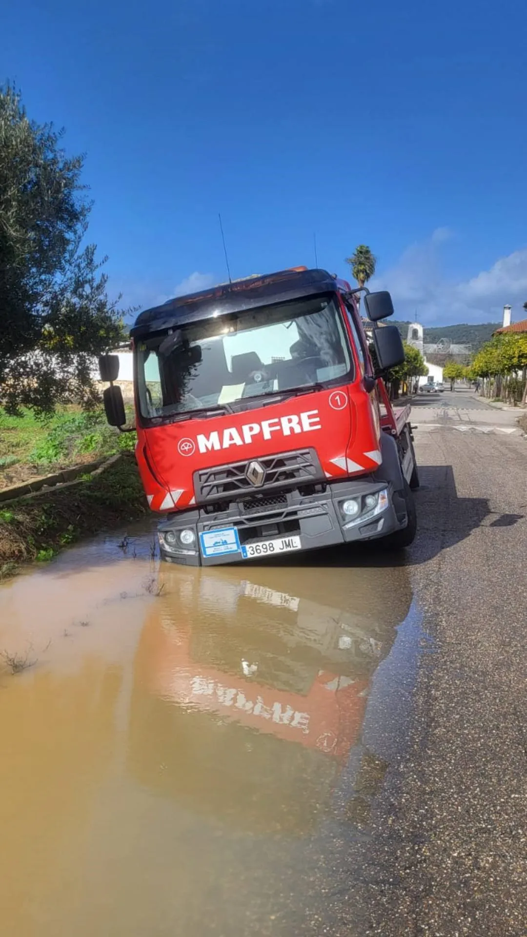 Un camión quedó atascado por los socavones que causó la lluvia Un camión quedó atascado por los socavones que causó la lluvia