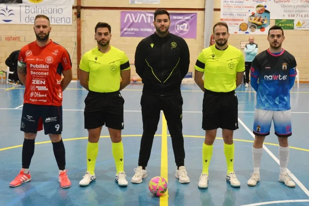 Formación de los capitanes del Bujalance y el Blanca antes del inicio del partido.
