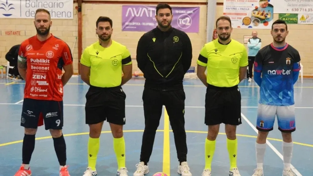 Formación de los capitanes del Bujalance y el Blanca antes del inicio del partido.