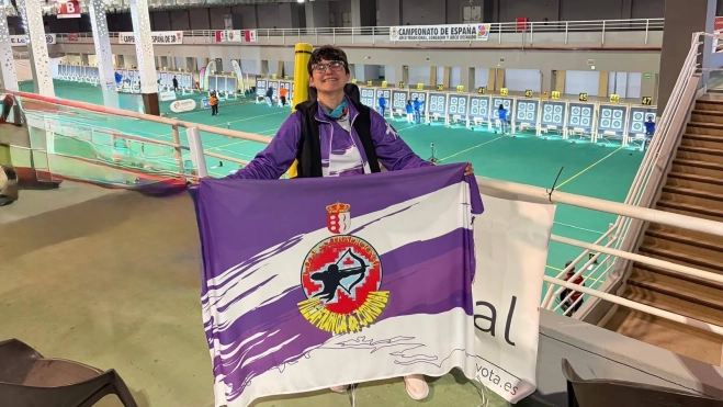 Fausti Prieto posa con la bandera del club de tiro con arco tradicional de Villafranca de Córdoba