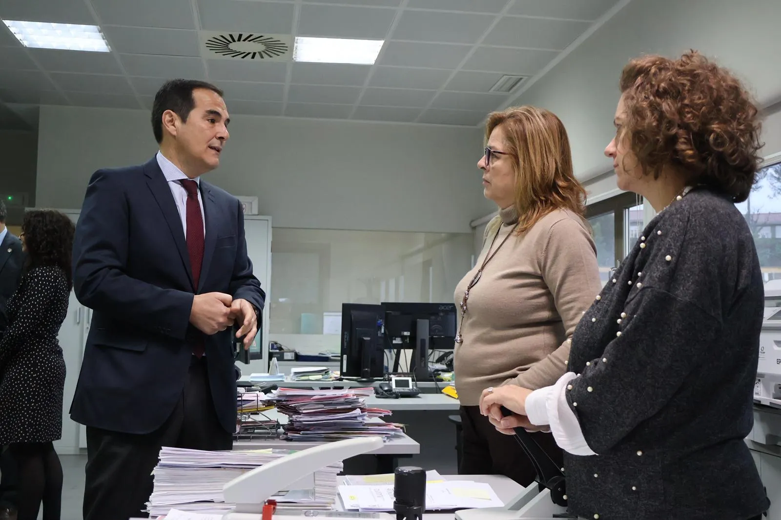 El consejero de Justicia visita Montoro y anuncia refuerzos de personal y recursos para gestionar la macrocausa del accidente ferroviario de Adamuz.