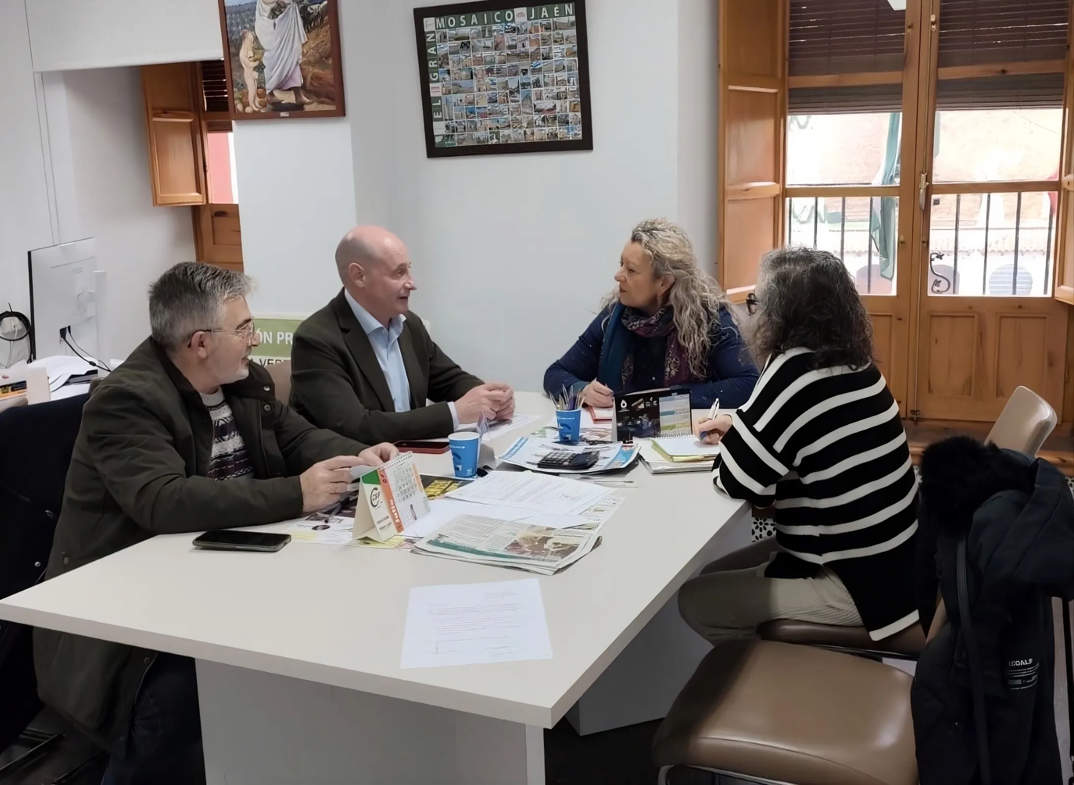 El diputado José Luis Hidalgo revisa junto a la alcaldesa de Lopera los servicios que presta la Diputación de Jaén, como residuos y control del Virus del Nilo. El diputado José Luis Hidalgo revisa junto a la alcaldesa de Lopera los servicios que presta la Diputación de Jaén, como residuos y control del Virus del Nilo.