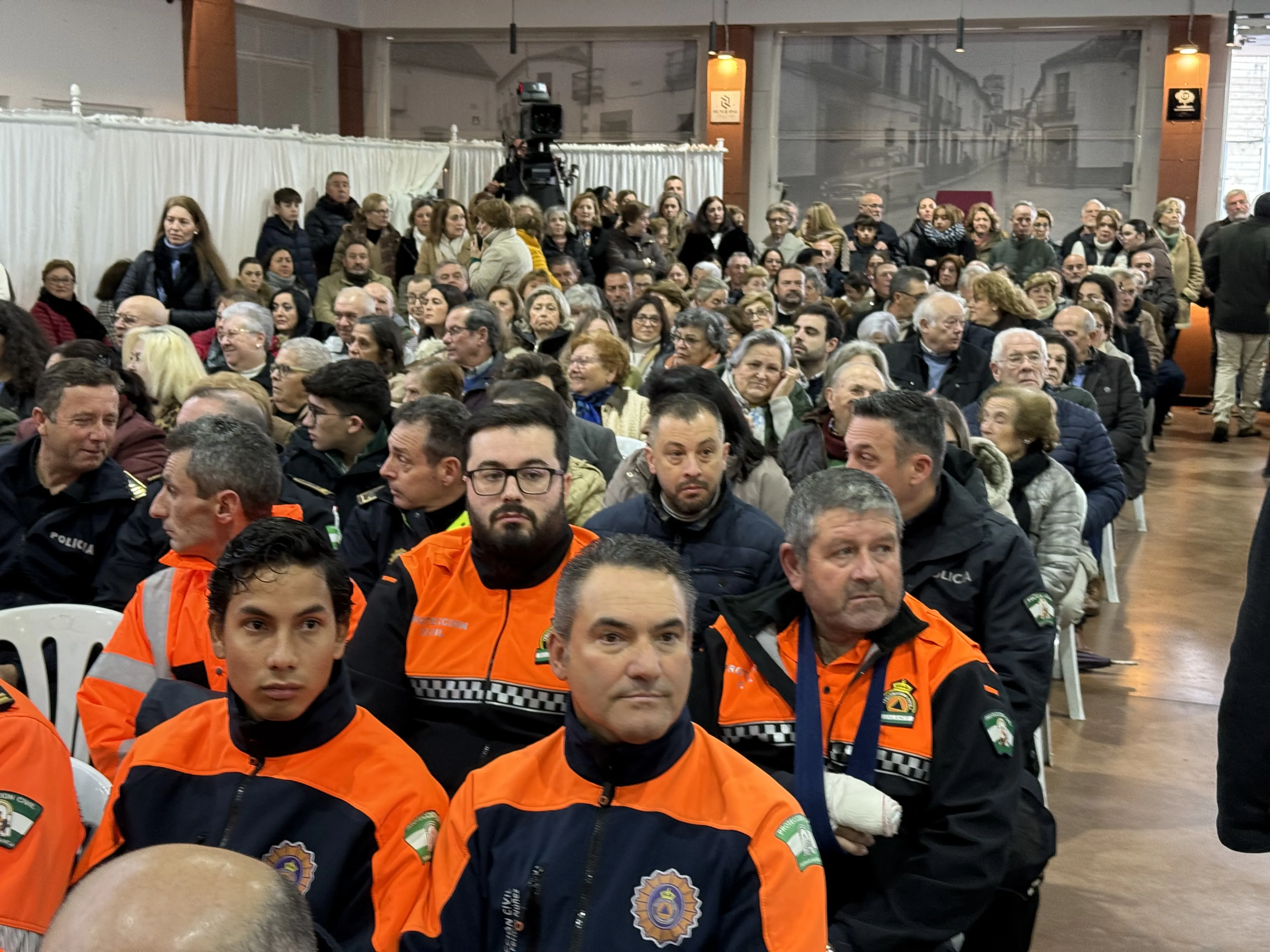 En primer término, miembros de protección civil, entre ellos de Bujalance, que serán reconocidos institucionalmente por el ayuntamiento En primer término, miembros de protección civil, entre ellos de Bujalance, que serán reconocidos institucionalmente por el ayuntamiento