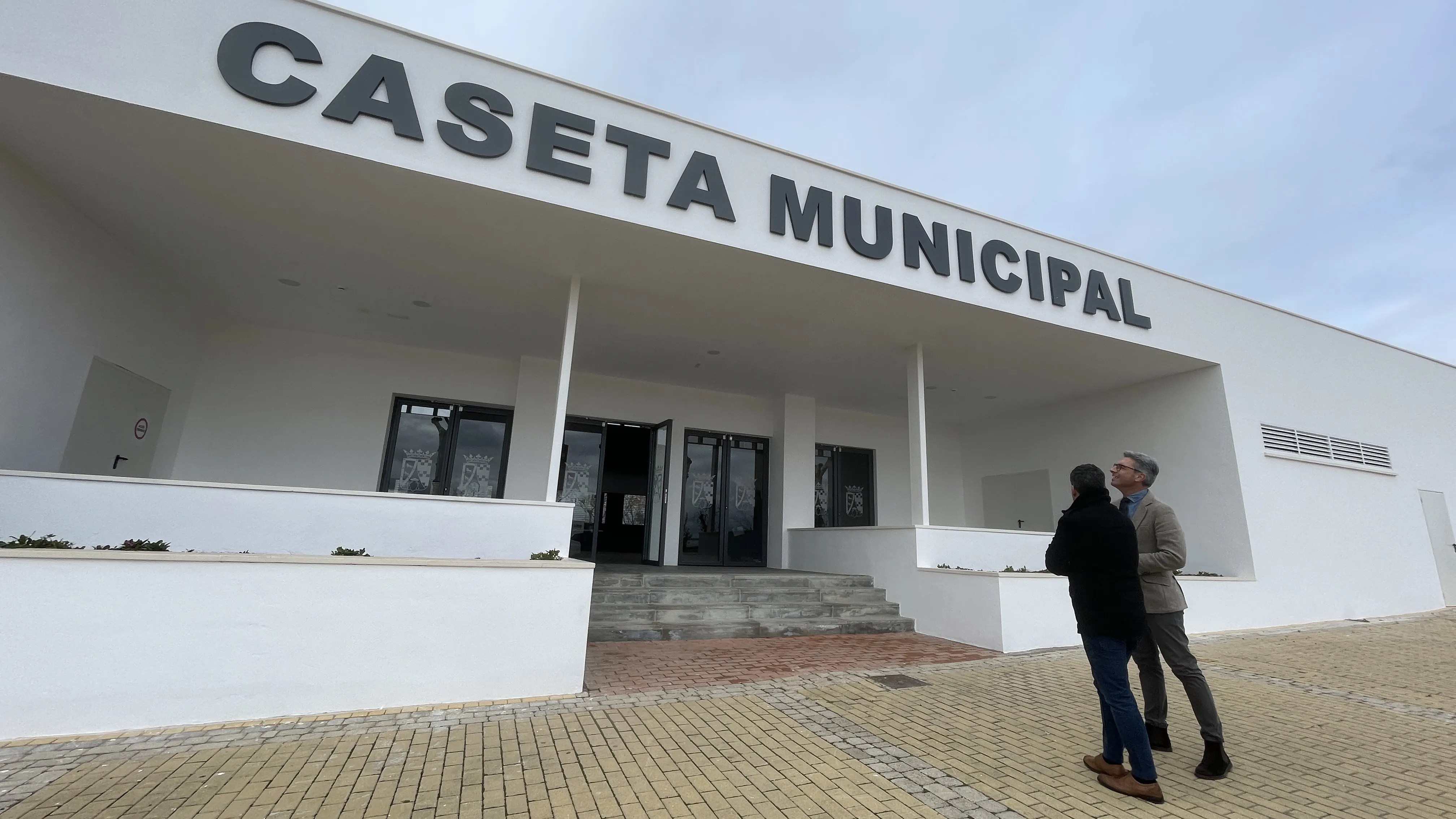La caseta municipal se configura como un nuevo espacio público multifuncional, destinado a celebraciones familiares, actividades culturales, sociales, asociativas y eventos de carácter comercial. La caseta municipal se configura como un nuevo espacio público multifuncional, destinado a celebraciones familiares, actividades culturales, sociales, asociativas y eventos de carácter comercial.