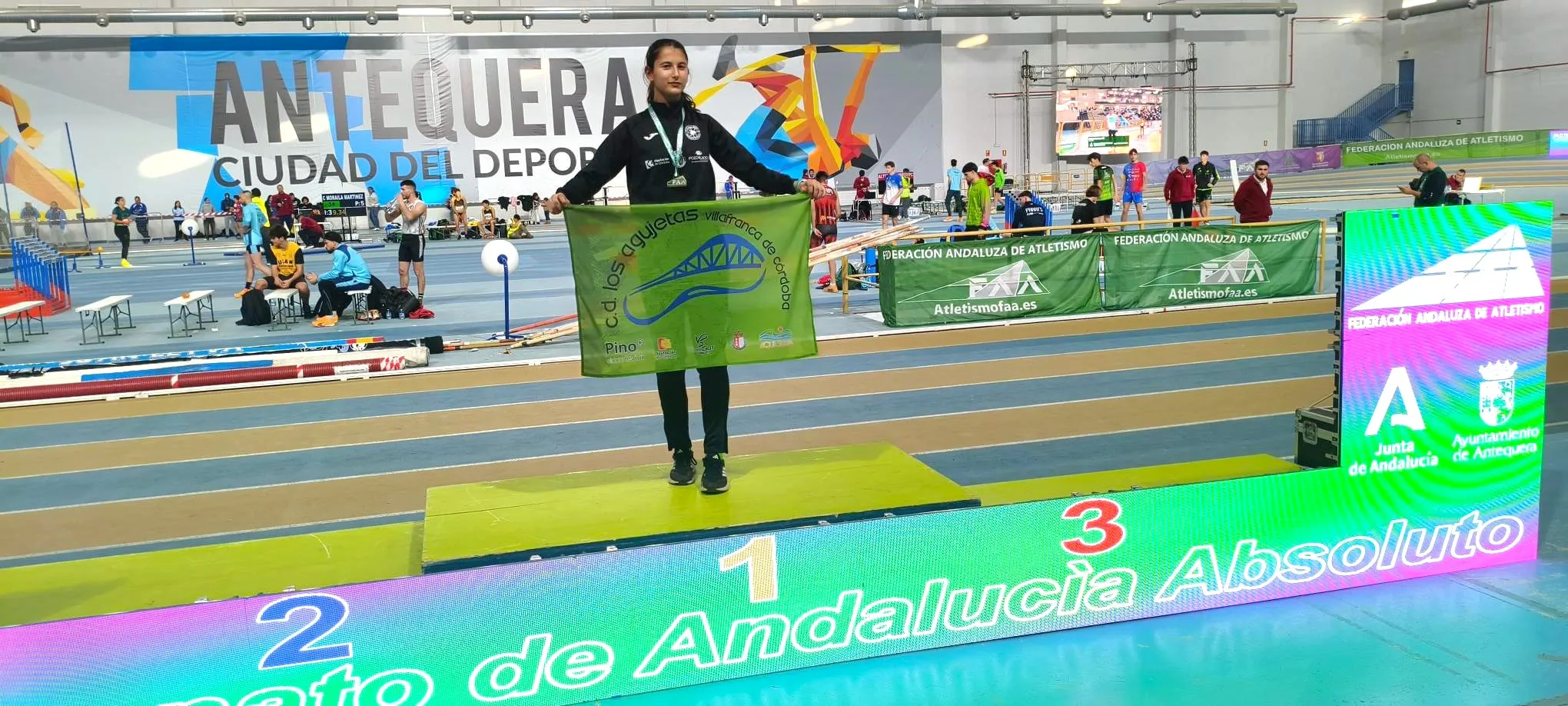 Lucía Japón en lo más alto del podio en el campeonato andaluz absoluto de atletismo