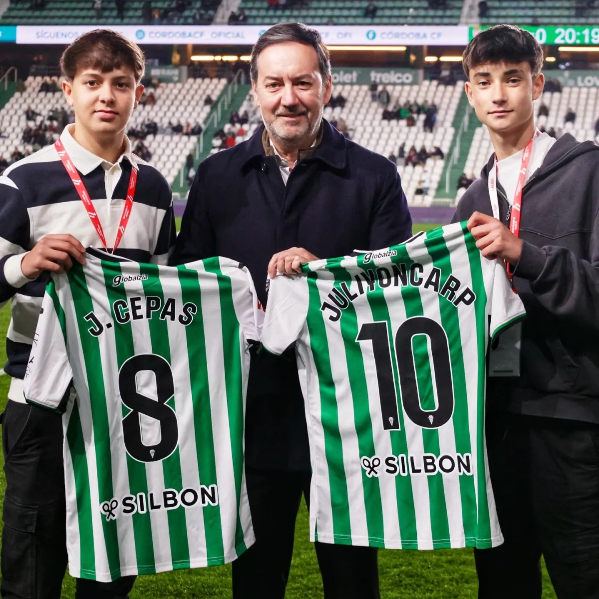 Julio y Jose, dos de los héroes de la tragedia, hicieron el saque de honor Julio y Jose, dos de los héroes de la tragedia, hicieron el saque de honor