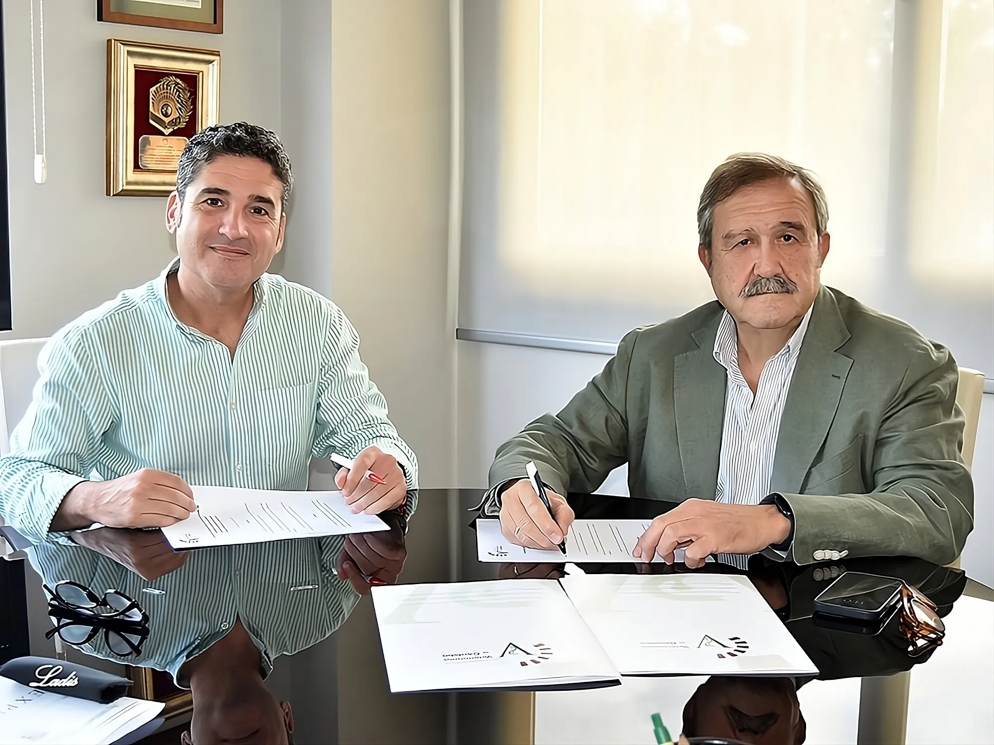 Firma del convenio para control de colonias felinas en Pedro Abad. Foto: Ladis