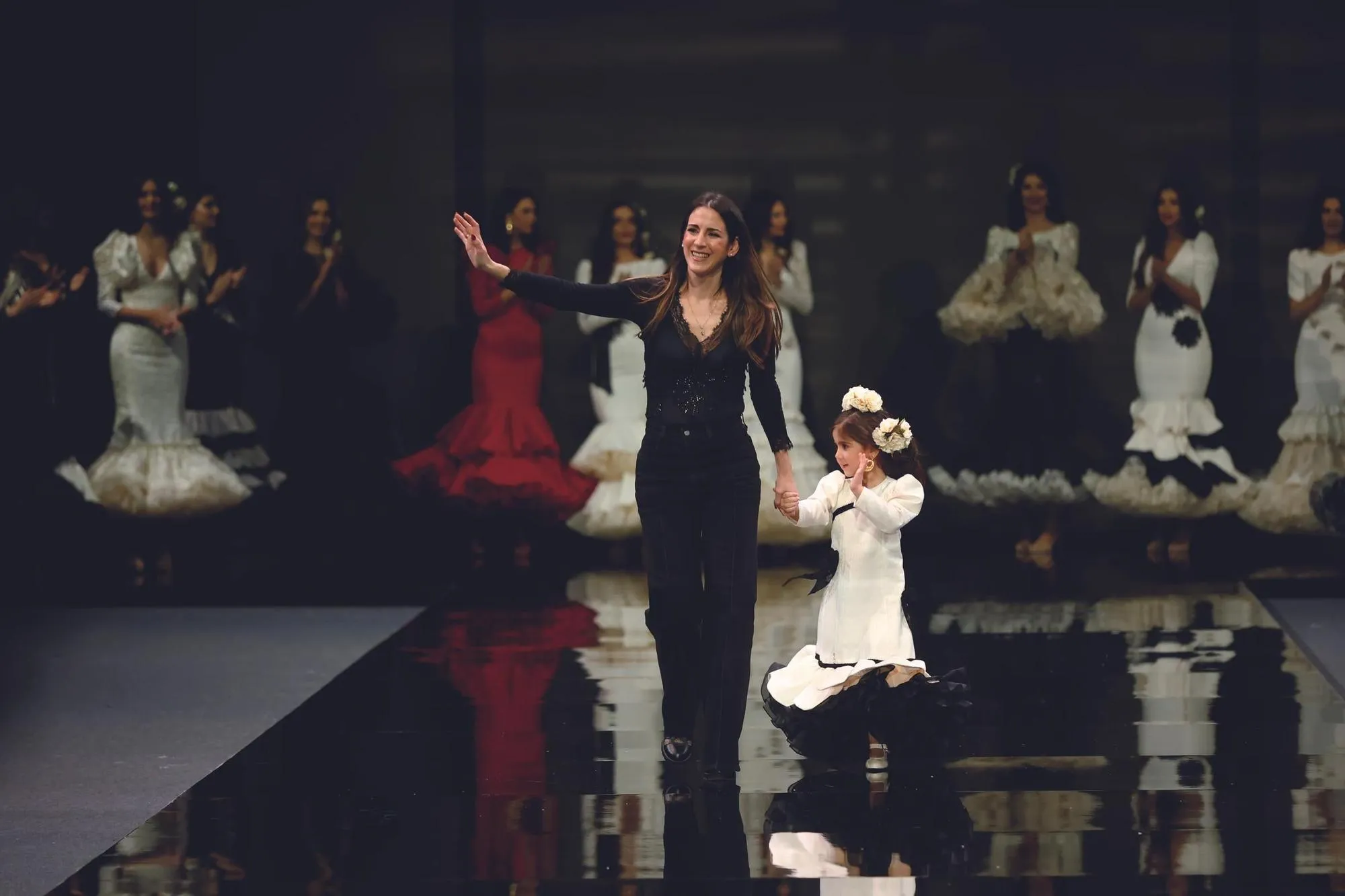 Carmen Benítez sorprende en Simof con su colección 'Mírame'. Foto: SIMOF Carmen Benítez sorprende en Simof con su colección 'Mírame'. Foto: SIMOF