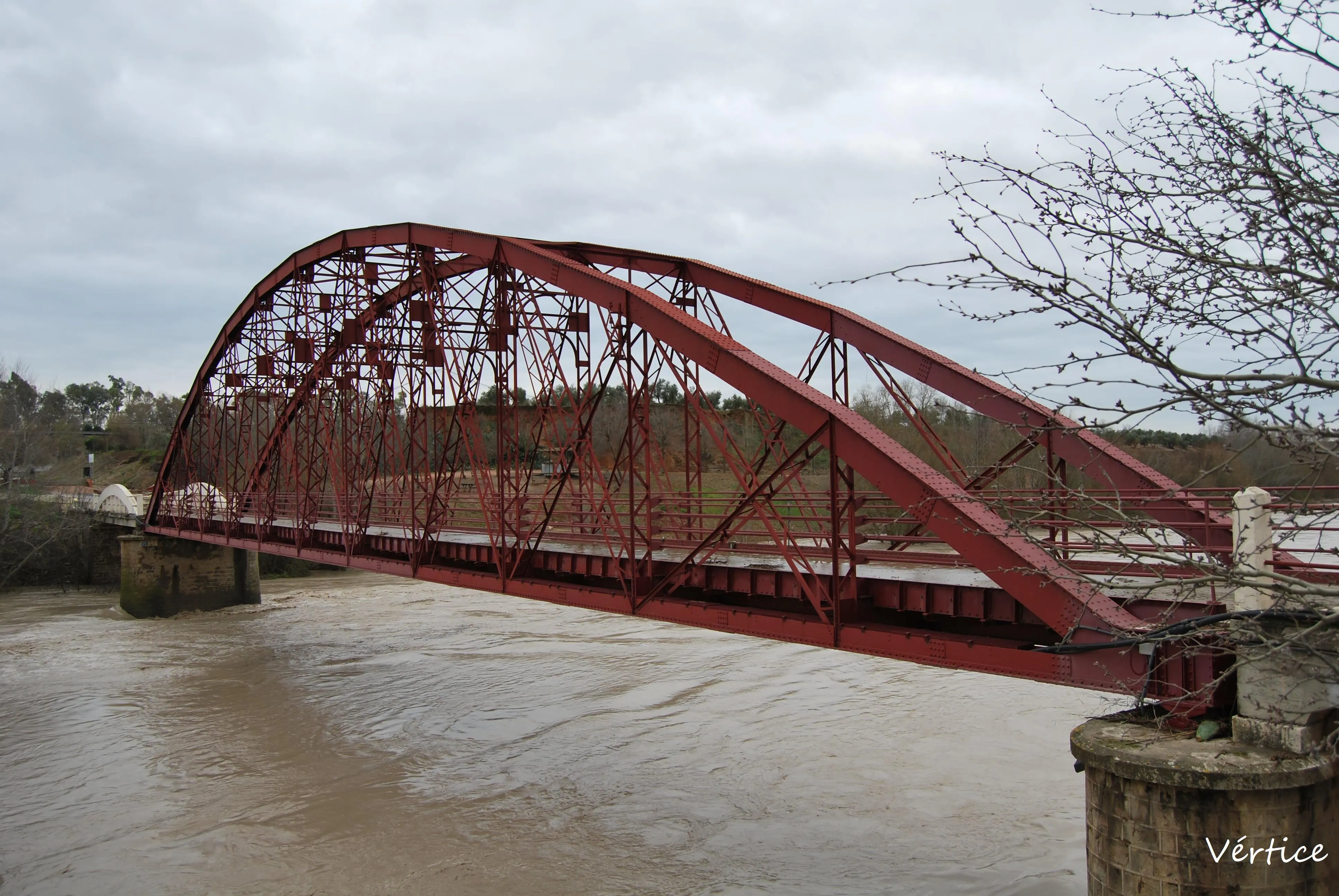 Río Guadalquivir a su paso por el puente de hierro de Villafranca de Córdoba. Foto: Vértice Río Guadalquivir a su paso por el puente de hierro de Villafranca de Córdoba. Foto: Vértice