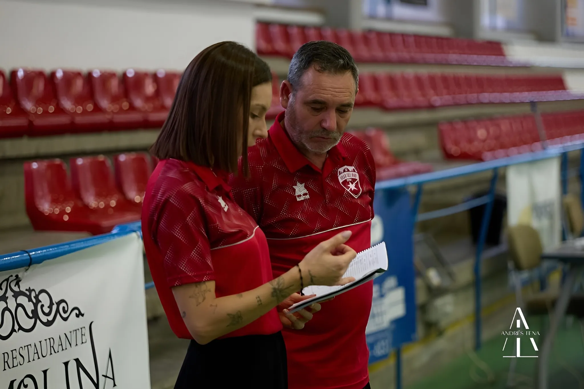 Juan Moreno, junto a la delegada del club, durante un partido de esta temporada. Foto: Andrés Tena