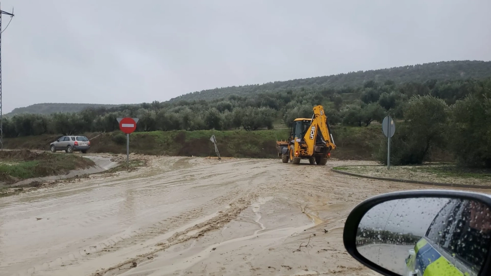 Limpieza en unos de los accesos a Villa del Río
