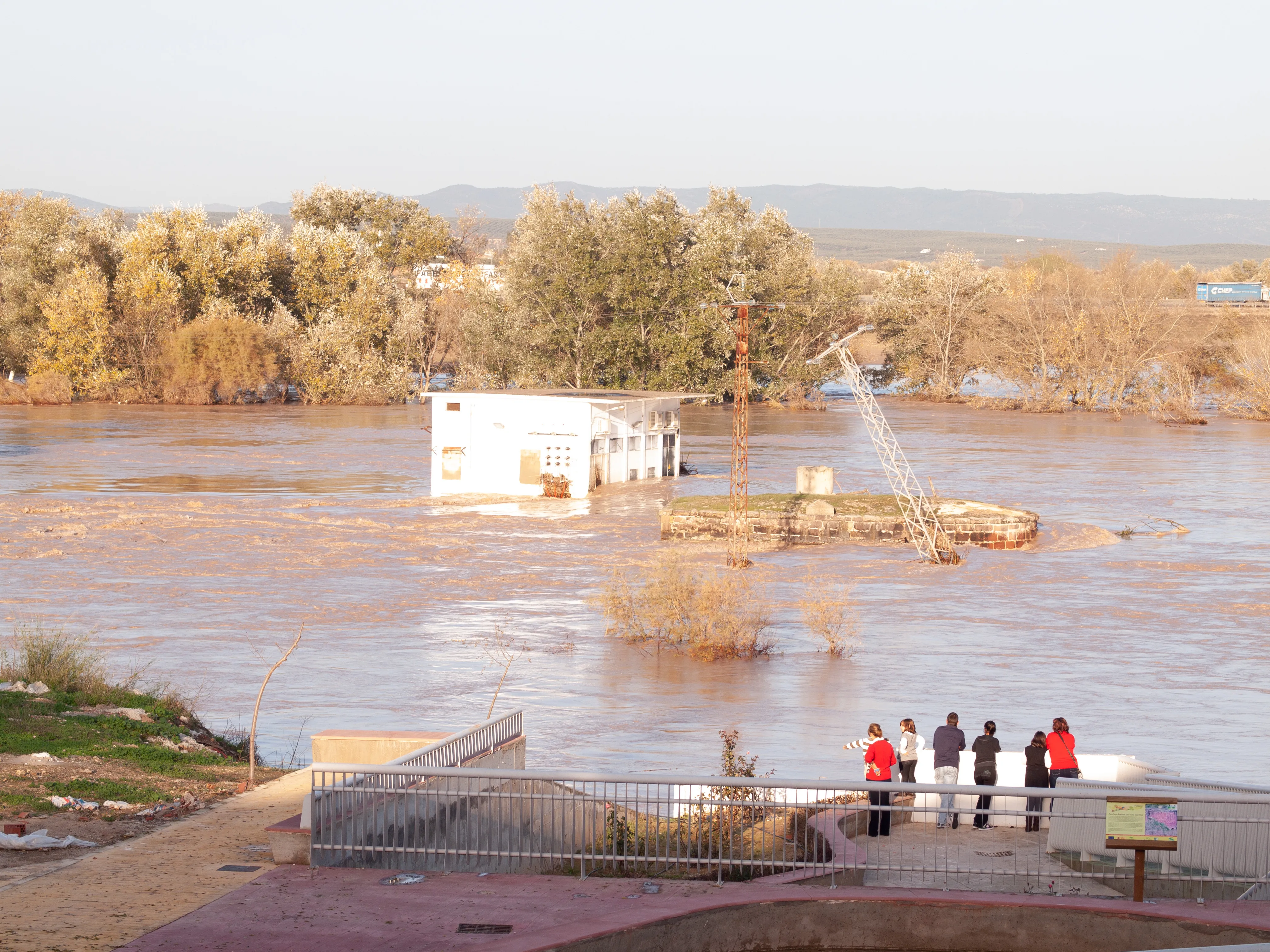 La riada de 2010 a su paso por Las Aceñas de Villa del Río. Foto: Óscar H. Falagán.