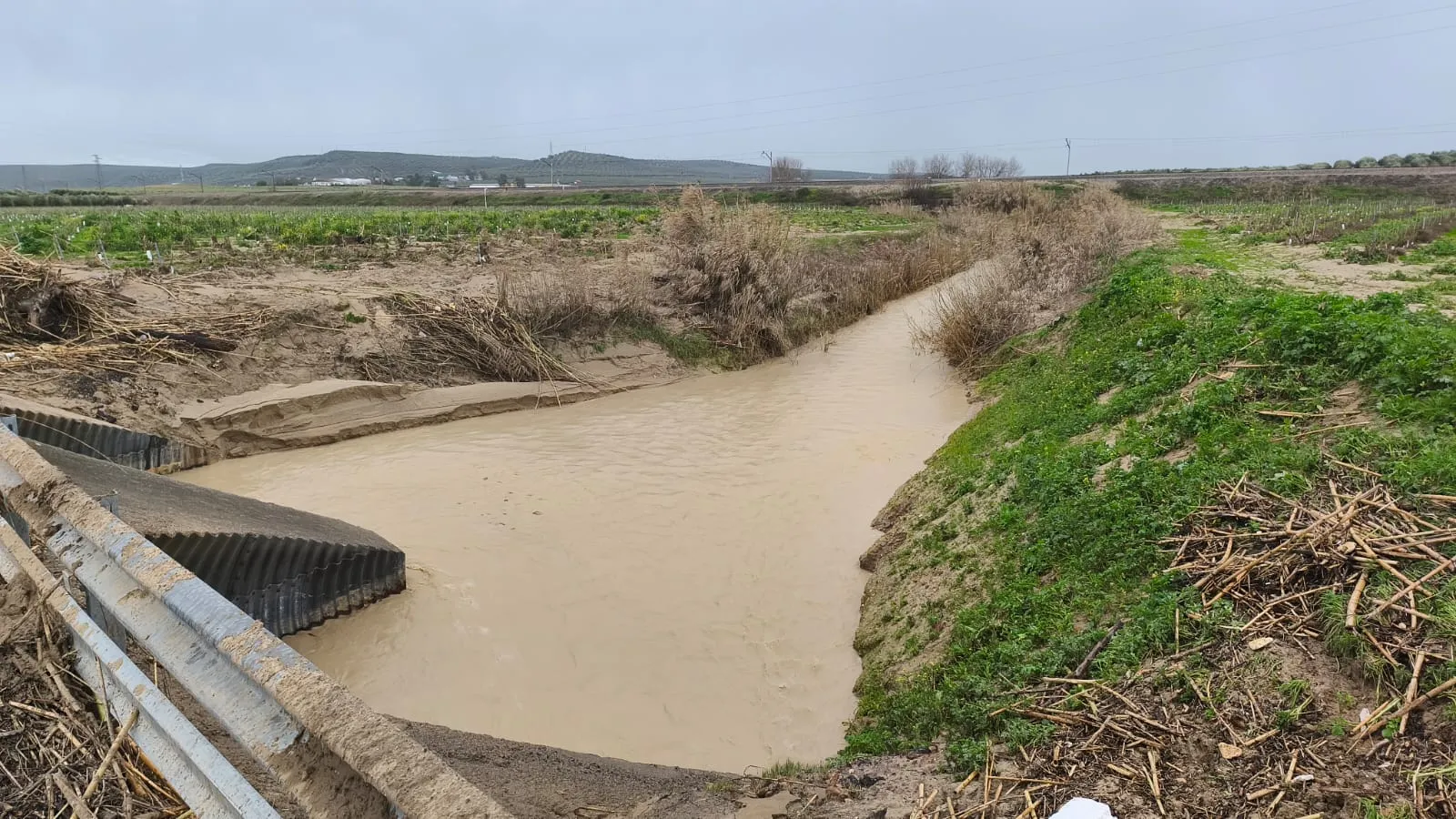 Arroyo Cañetejo a su paso por Villa del Río, donde han empezado a producirse deslizamientos de tierra por la cantidad de lluvia acumulada