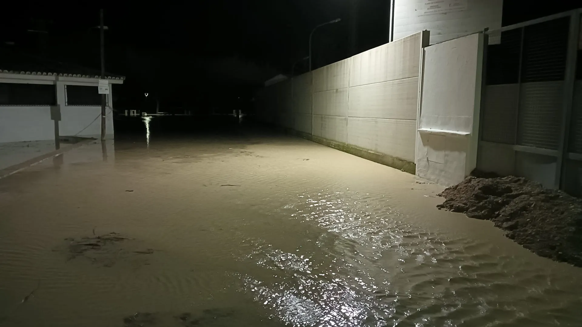 La crecida del río puede llegar a niveles de la noche anterior, según información del Ayuntamiento de Villa del Río