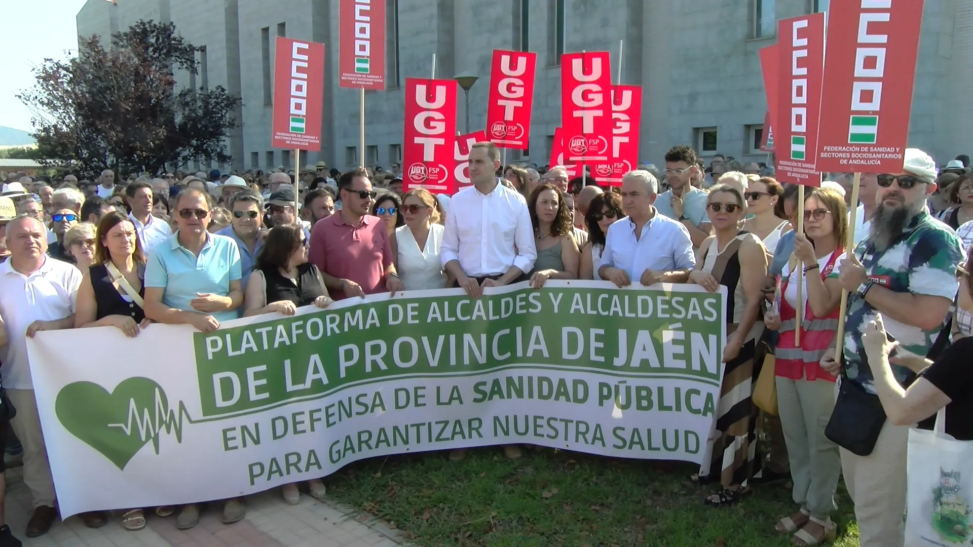 Protestas de los alcaldes de la campiña en el hospital de Andújar