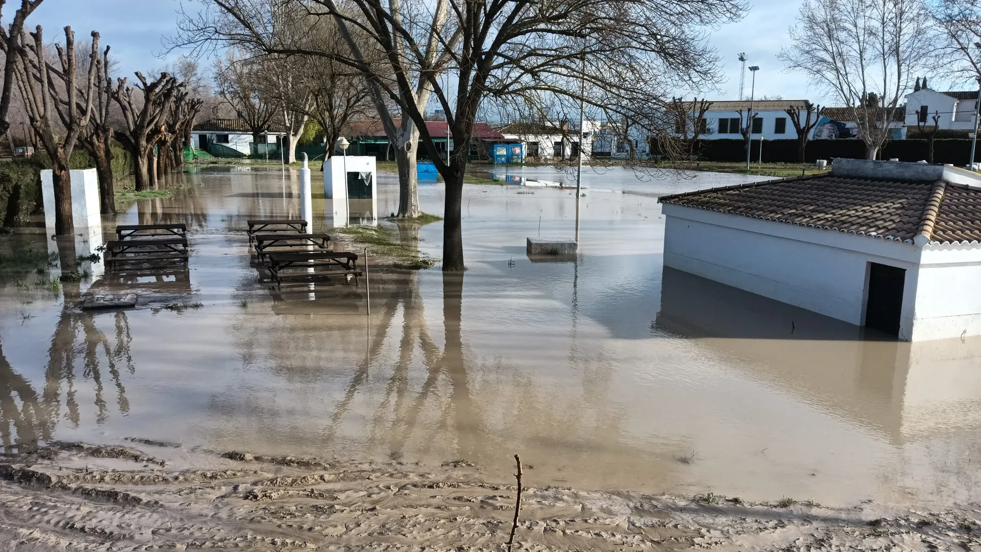 La piscina municipal de Villa del Río quedó afectada por la crecida del río a causa de las lluvias. Foto: Ayto. Villa del Río