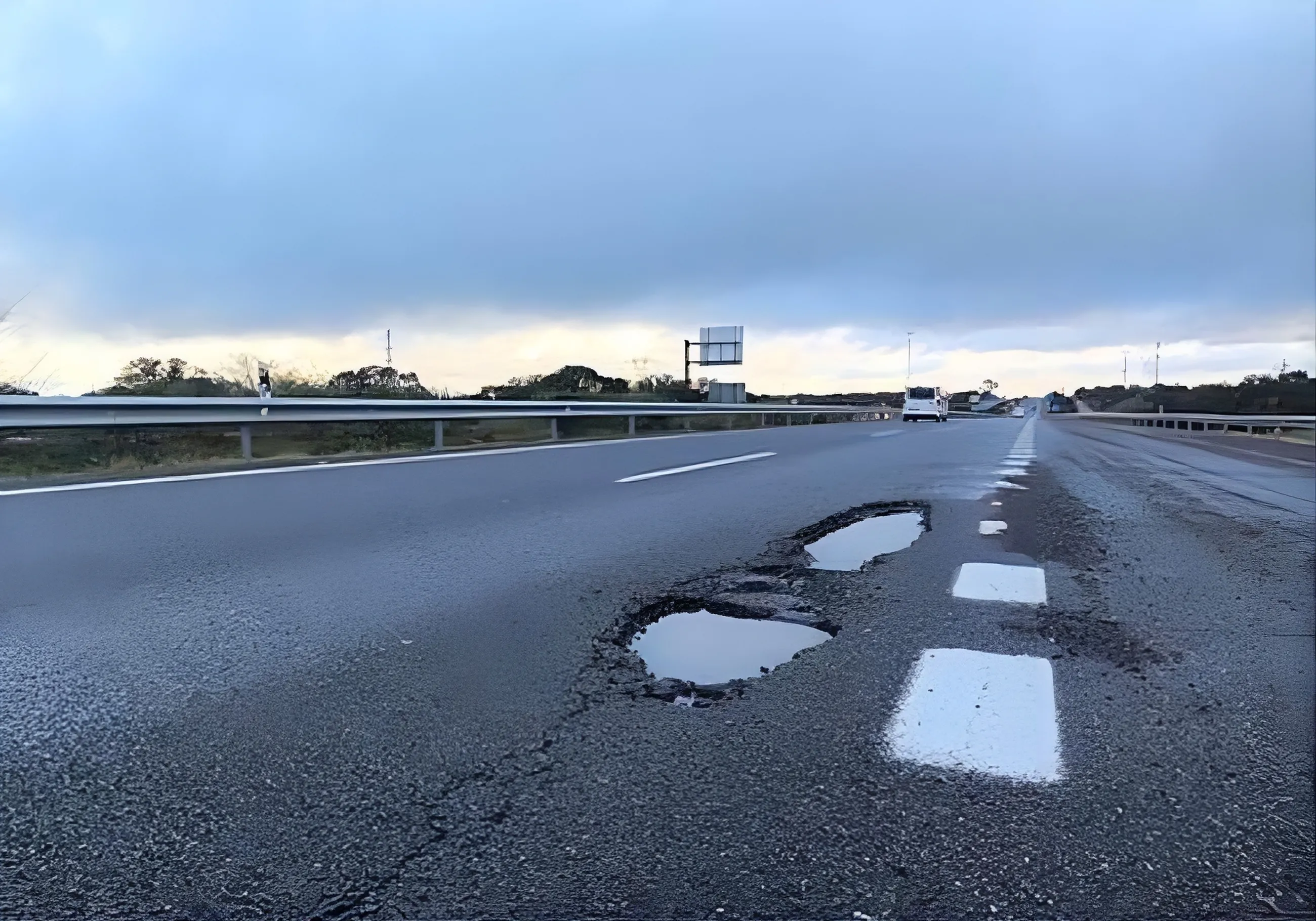 La infiltración de agua, la saturación del terreno y el tráfico pesado debilitan la estructura del firme y provocan hundimientos y agujeros peligrosos para la seguridad vial.