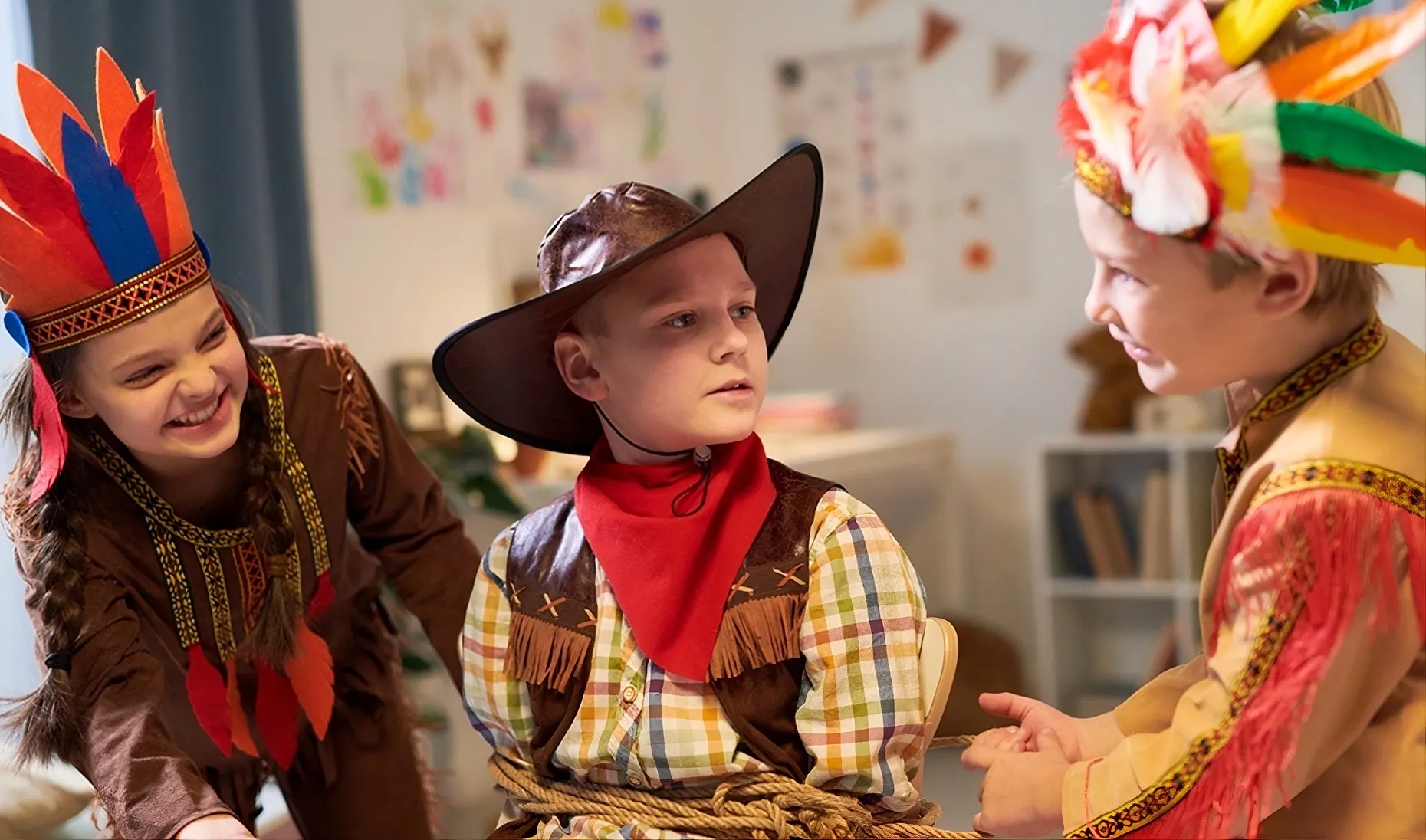 Tres menores juegan disfrazados. Foto: Junta de Andalucía