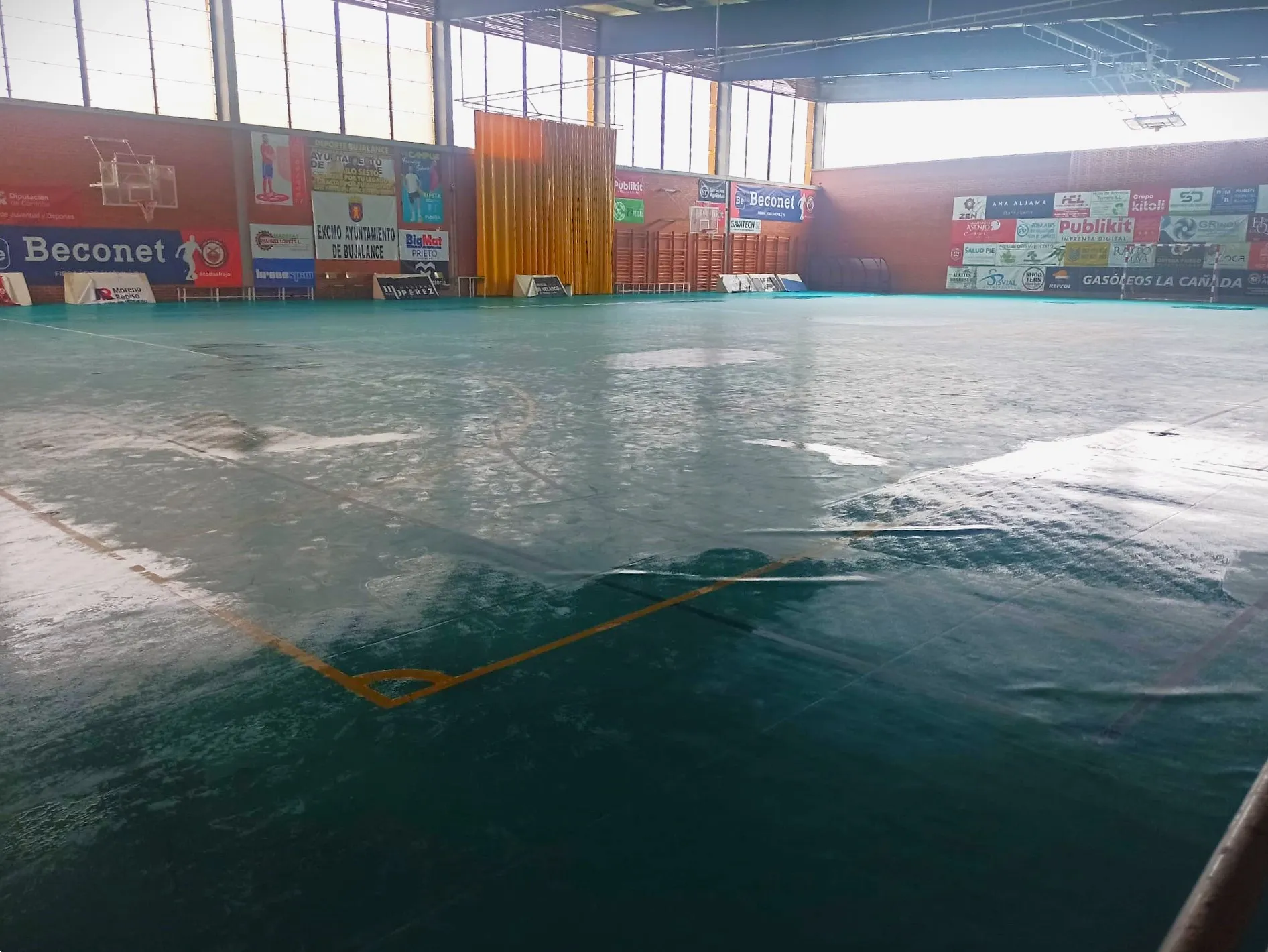 Estado del José Pérez Pozuelo en la actualidad, con humedades que dificulta la práctica deportiva