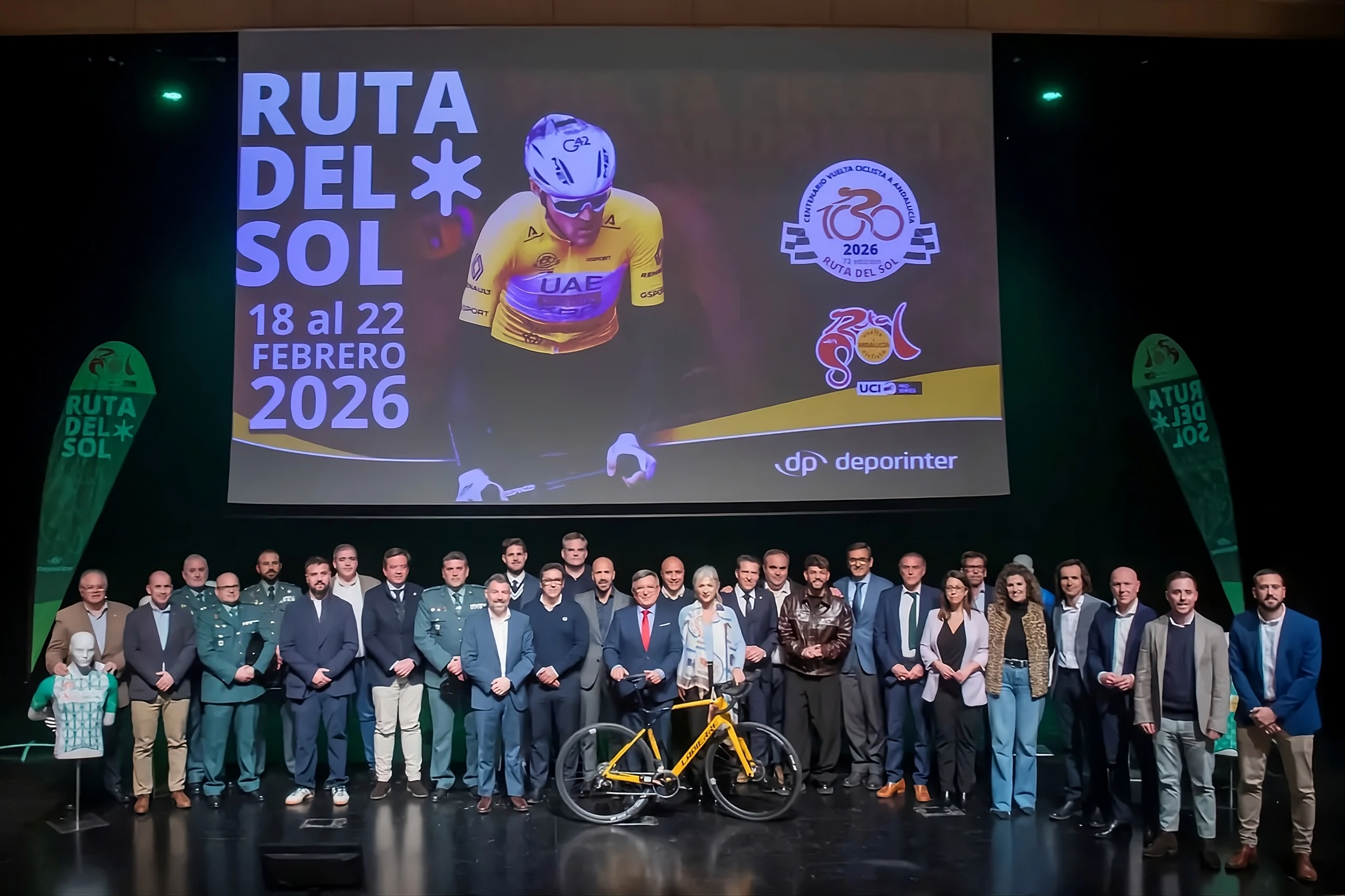 Foto de familia en el acto de presentación de la 72 edición de la Vuelta Ciclista a Andalucía 'Ruta del Sol'. - Foto: Vuelta a Andalucía