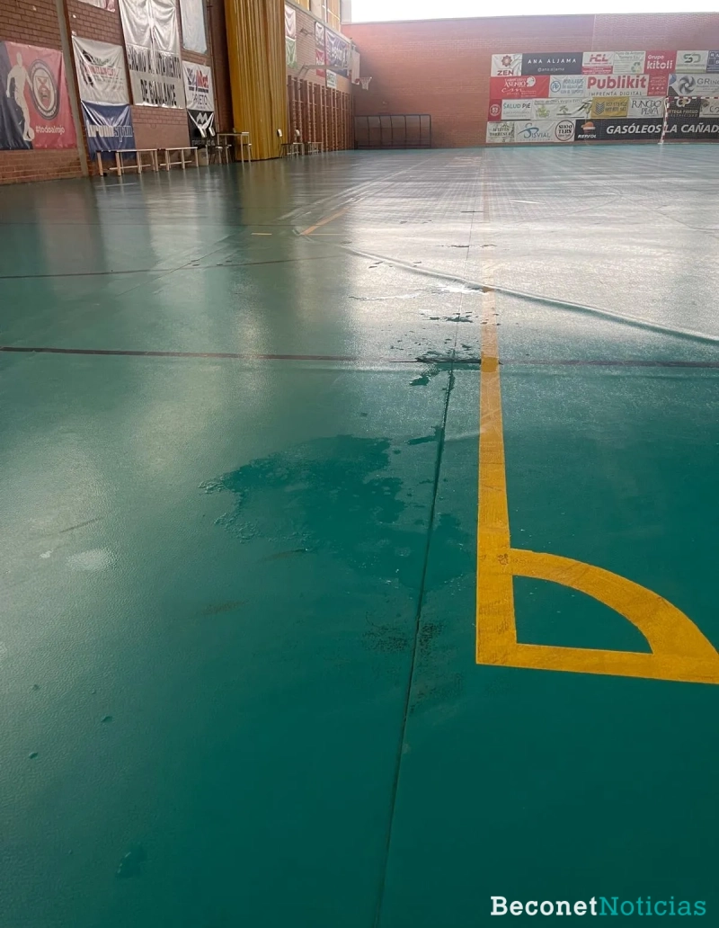 Las goteras se extienden por varias zonas de la pista.