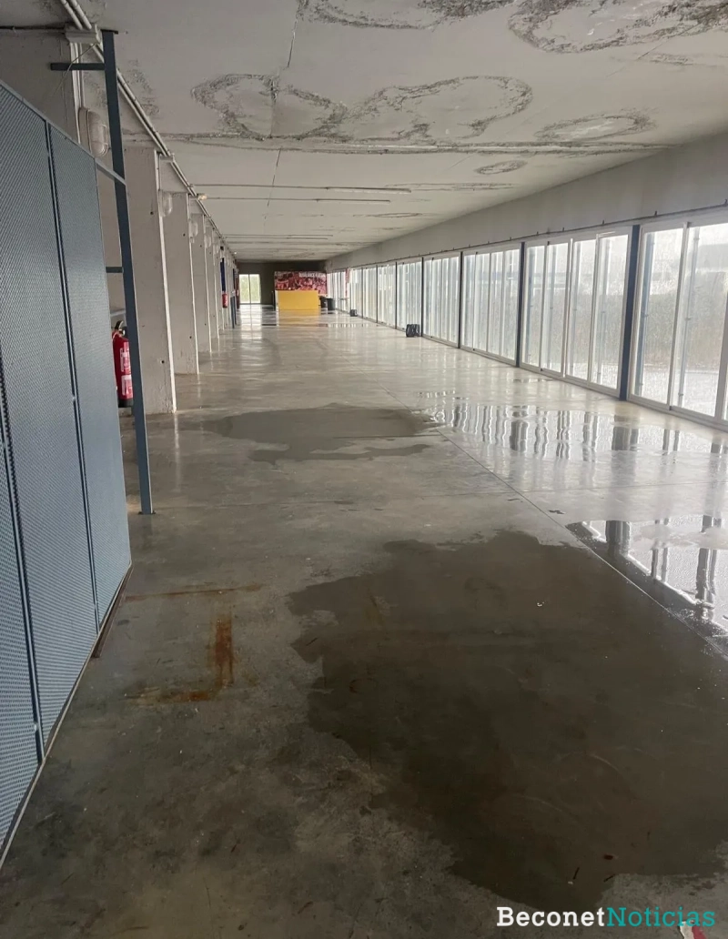 El pasillo de la zona superior, que da acceso al graderío, también presenta problemas de goteras, lo que genera un peligro para los aficionados