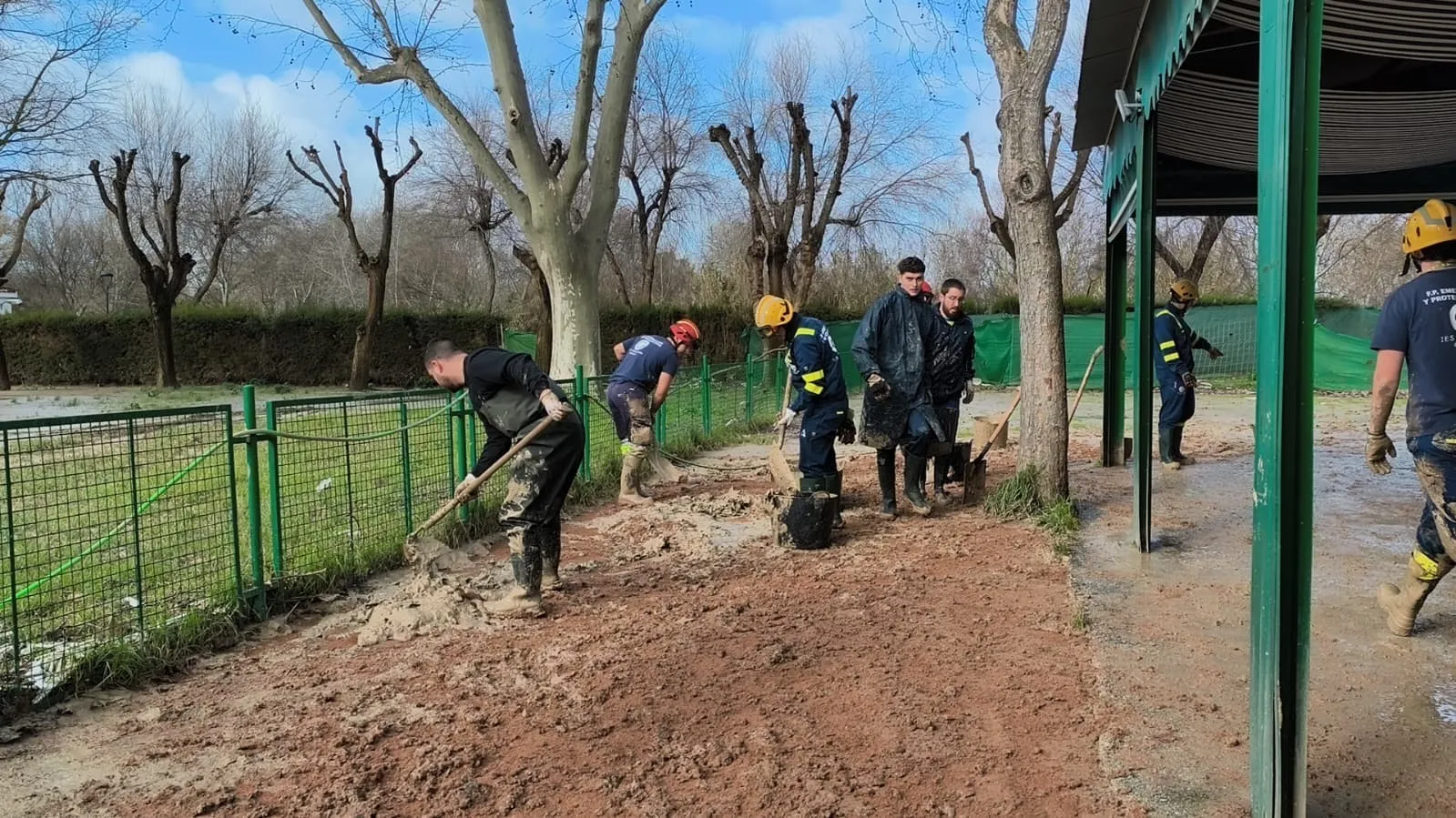 El consorcio de bomberos colabora en las labores de limpieza de la piscina de Villa del Río