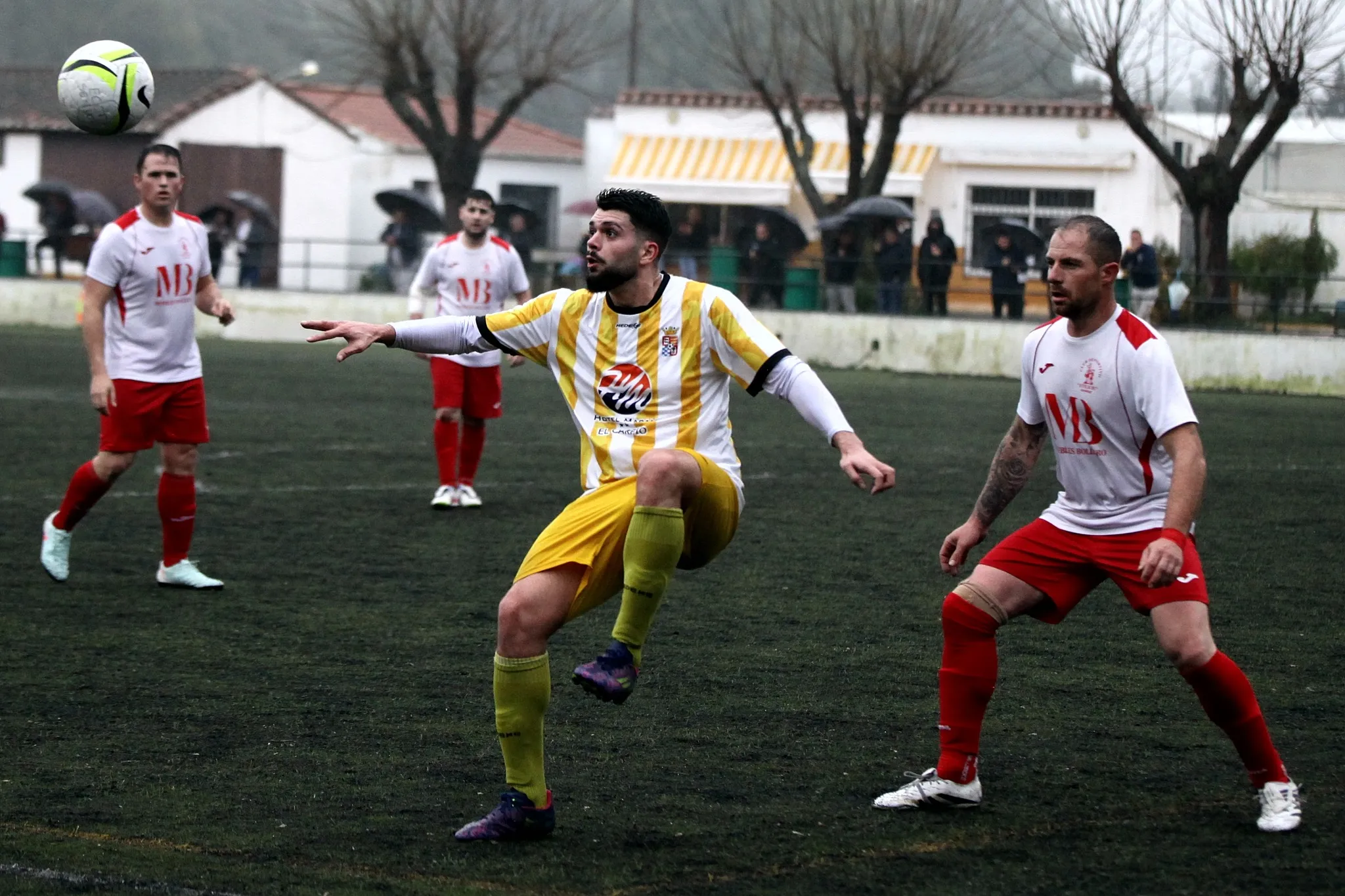 Lance de juego entre El Carpio y Avejoe. Foto: Paquito Muñoz Lance de juego entre El Carpio y Avejoe. Foto: Paquito Muñoz