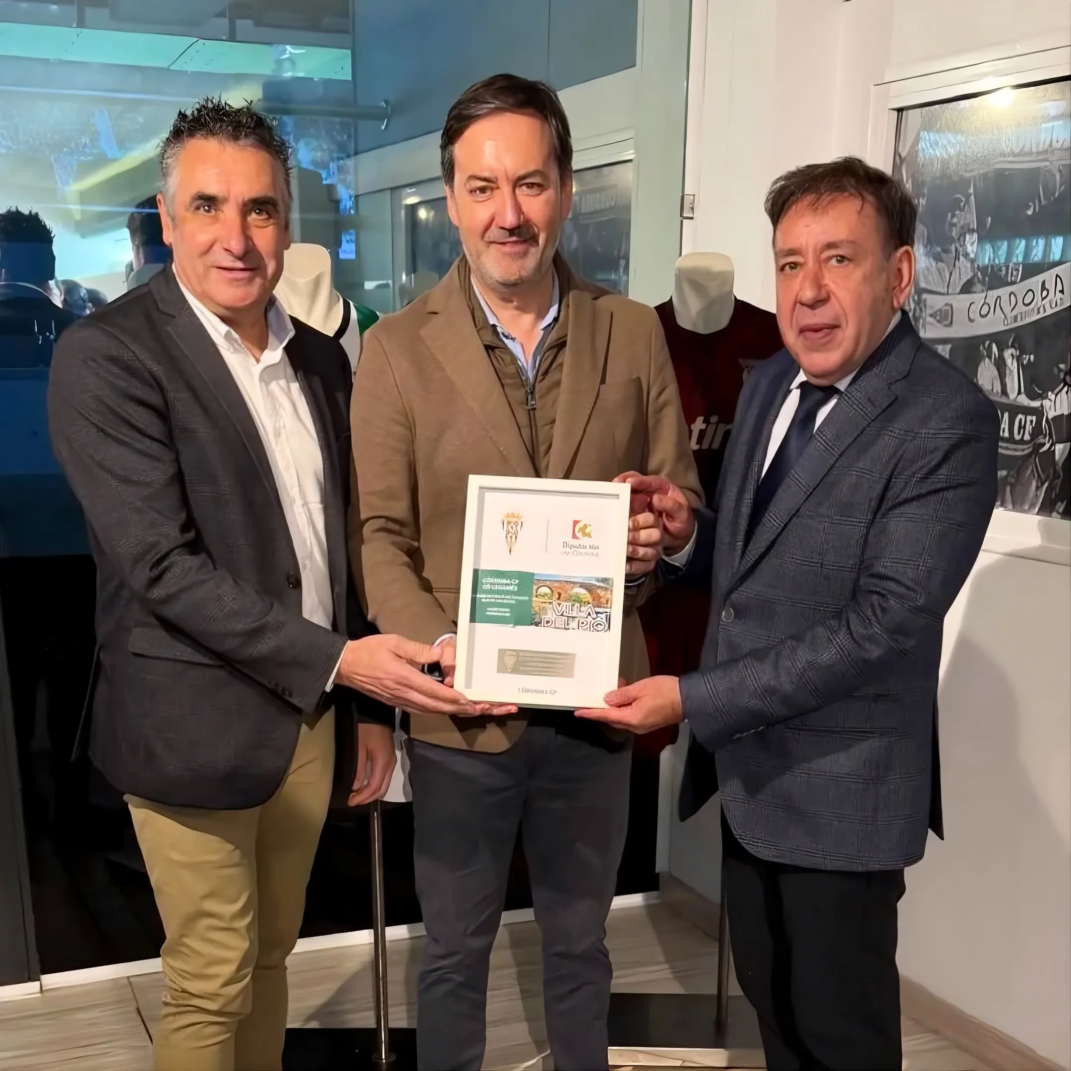 Momento de la entrega del brazalete conmemorativo en honor a Villa del Río. Foto: Córdoba C.F.