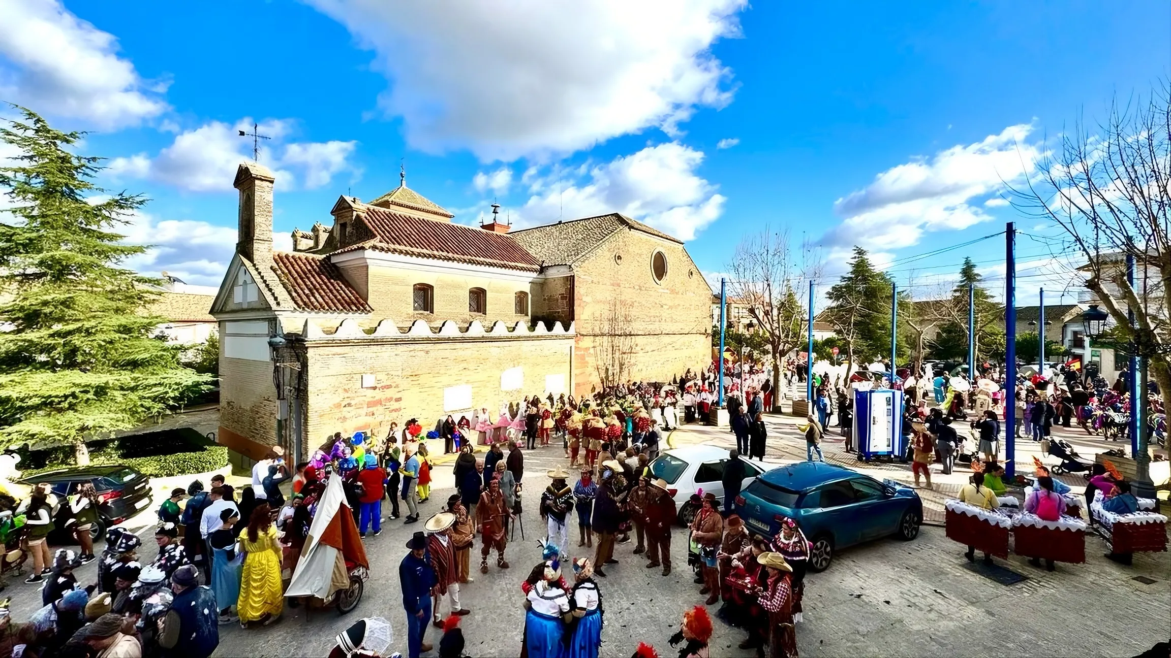 La plaza de la Constitución de El Carpio, al inicio del pasacalles de carnaval. Foto: Ayto. El Carpio