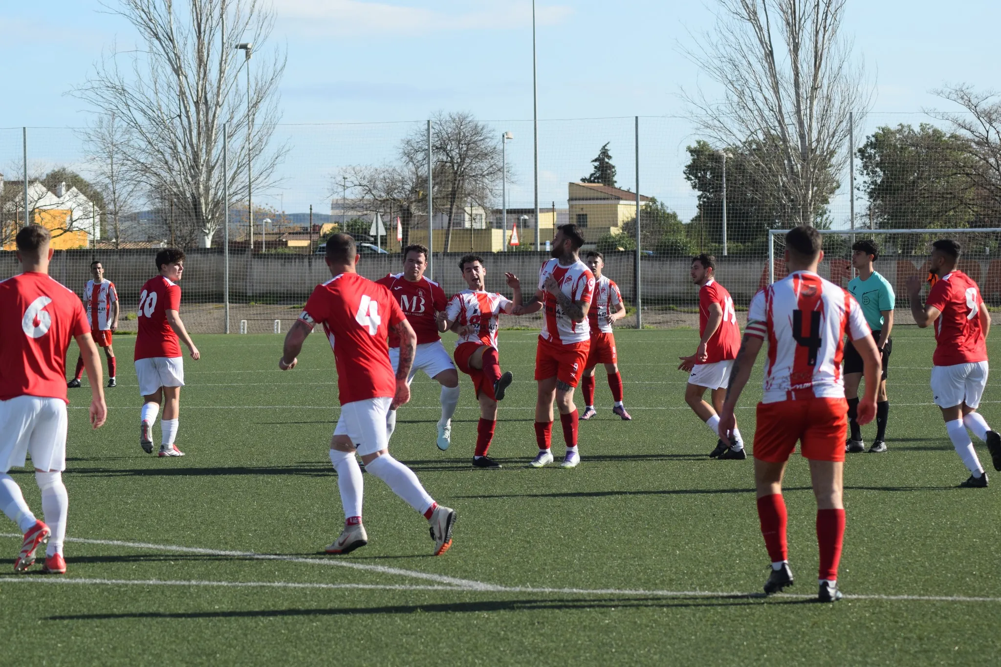 Lance del juego entre Miralbaida y Avejoe
