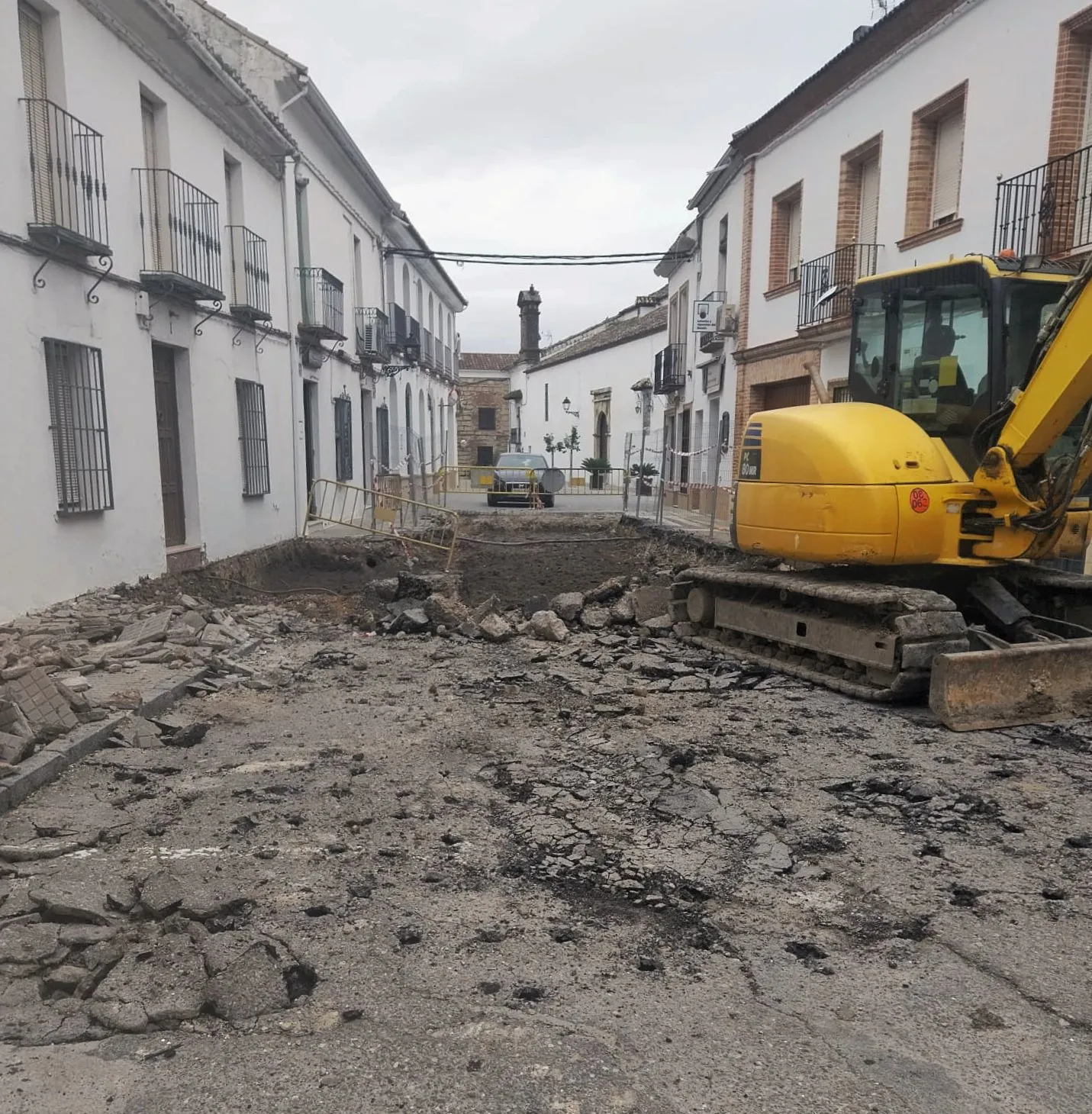 Obras en la Avenida de Jaén, en Cañete de las Torres. Obras en la Avenida de Jaén, en Cañete de las Torres.