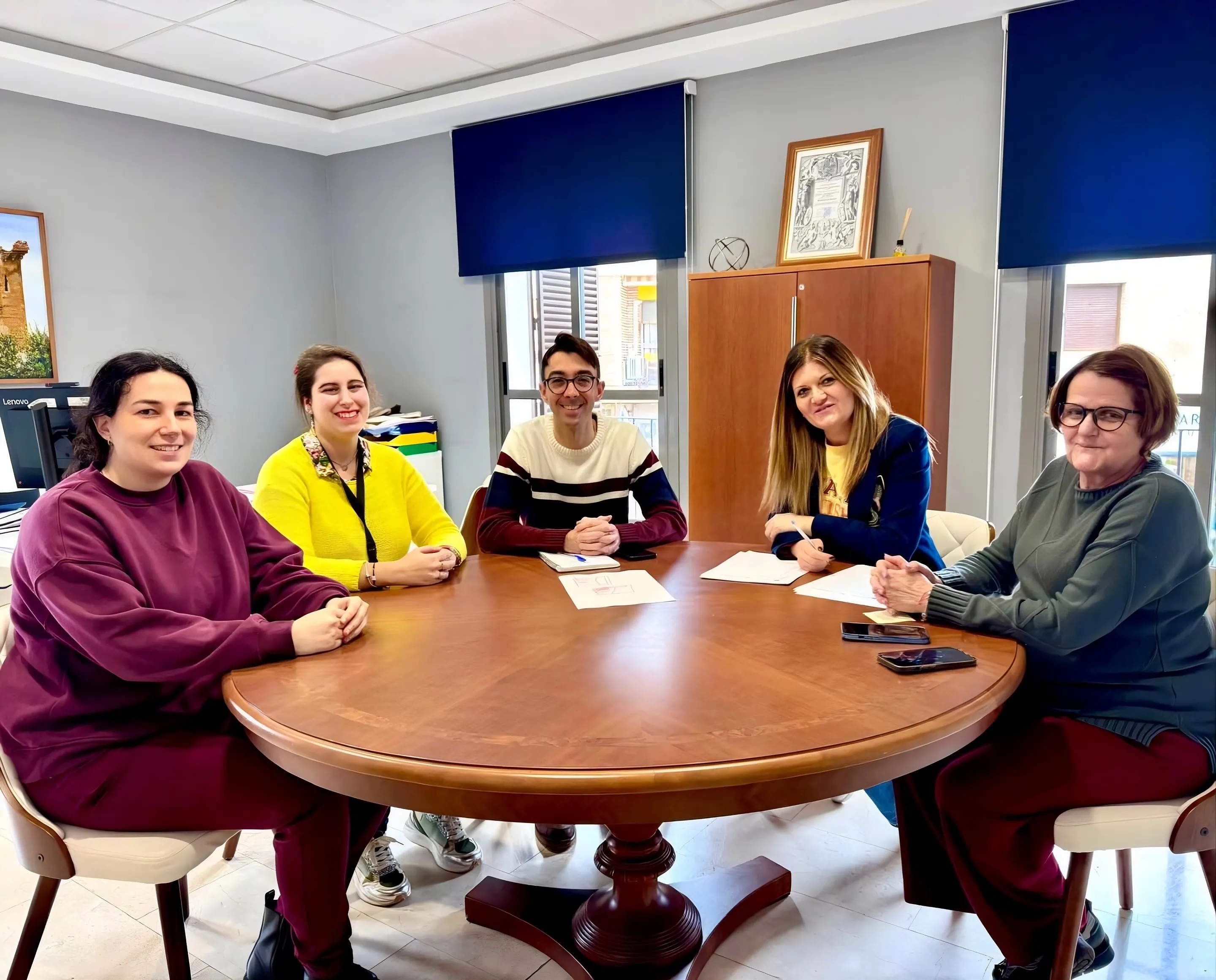 Inmi, Rafa y Manuela, los tres jóvenes que se incorporan al equipo de gestión cultural, turística y de comunicación de El Carpio, durante su presentación en el municipio.
