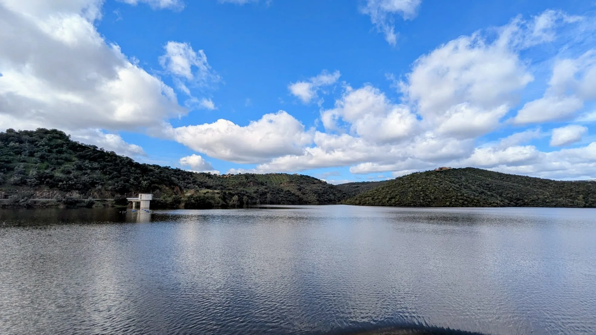 Embalse de Martín Gonzalo, completamente lleno Embalse de Martín Gonzalo, completamente lleno