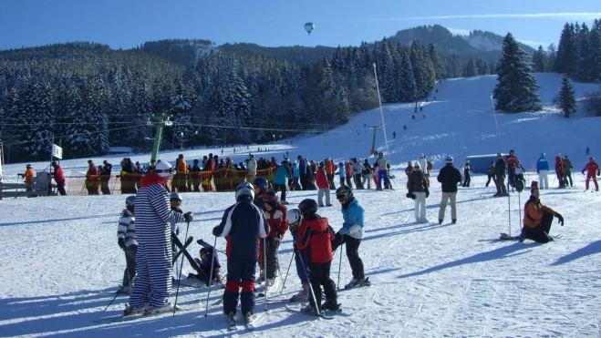 Personas aprendiendo a esquiar. Personas aprendiendo a esquiar.