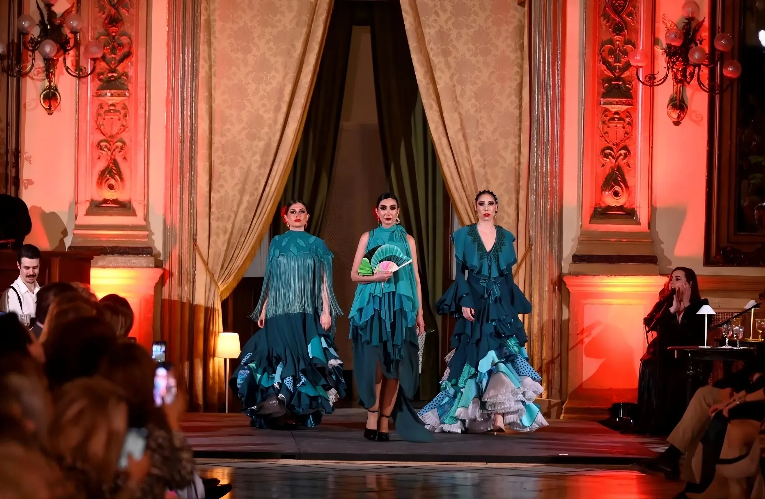 Desfile en el Real Círculo de la Amistad, con abanicos de la firma de la villarrense Ana Tendero