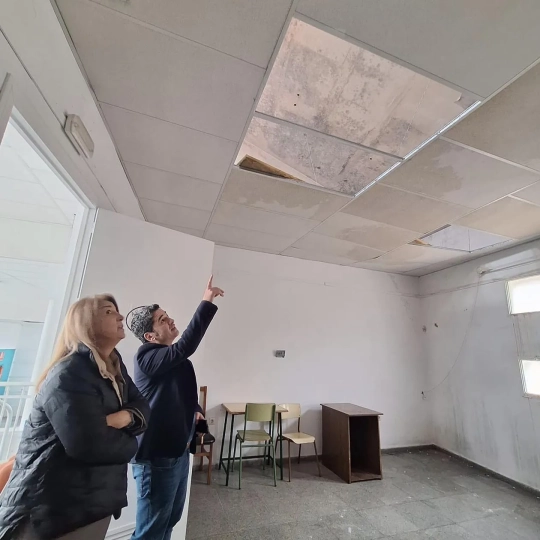 El alcalde de Pedro Abad, Juan Antonio Reyes, enseña los daños causados por el temporal