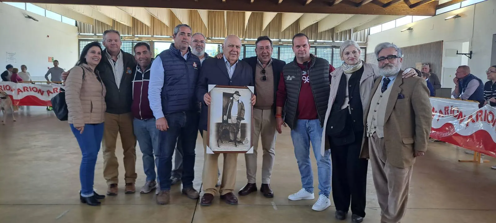 Entrega de una placa conmemorativa a Bartolomé Ramírez Castro en reconocimiento a su labor dentro del Club Nacional del Galgo Español