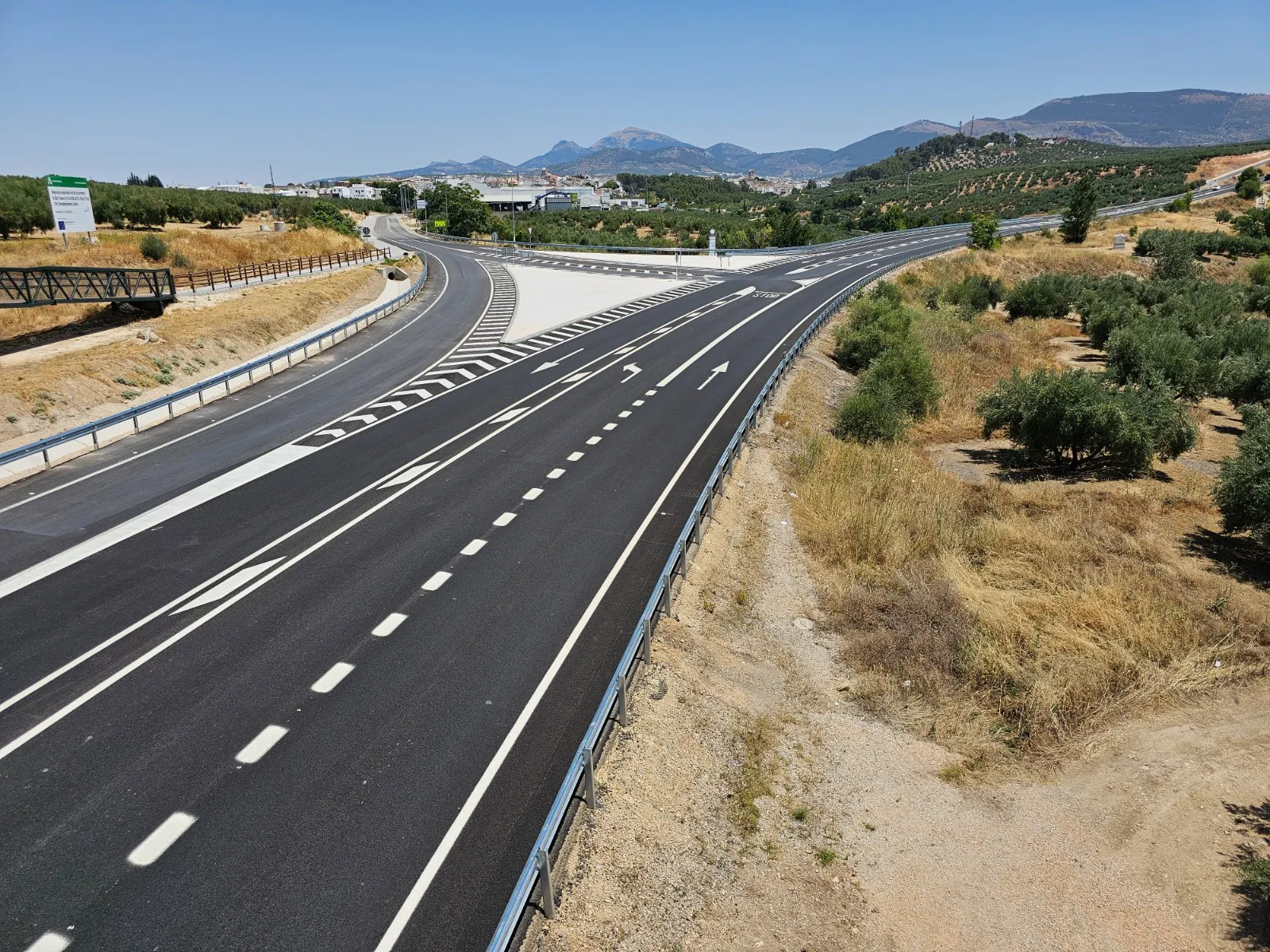 A-306 a su paso por la localidad jienense de Torredonjimeno