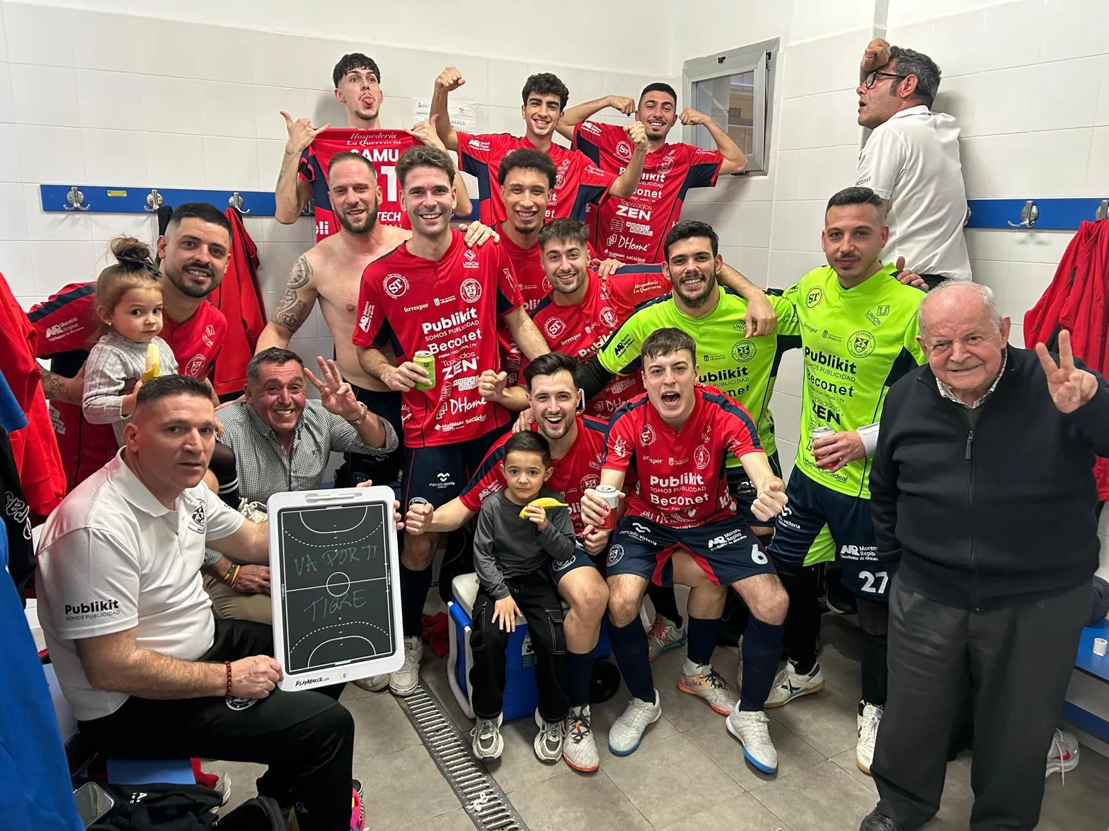 Los jugadores del Beconet Bujalance celebran el triunfo en Alcalá.