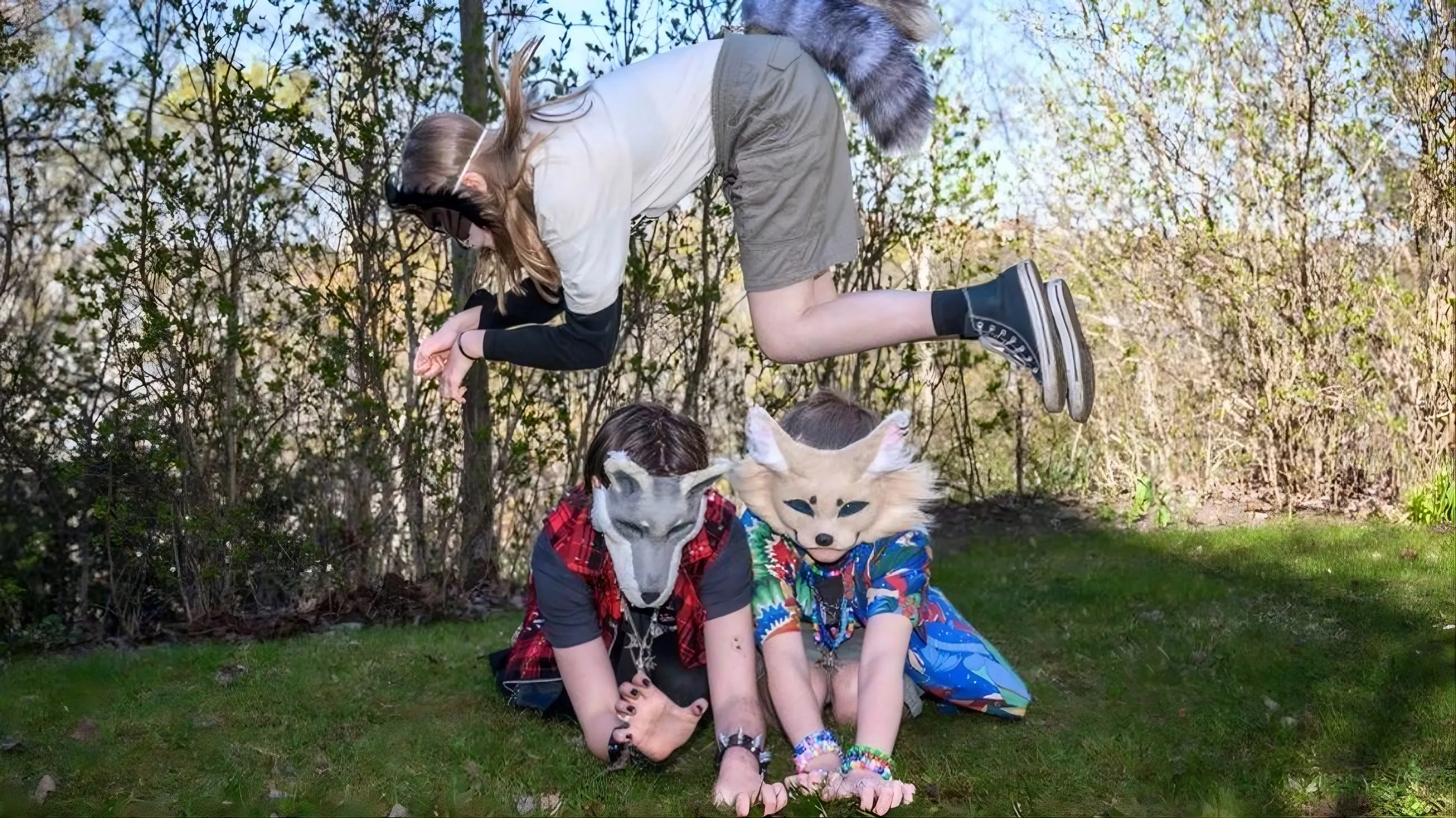 Jóvenes actuando como Therians Jóvenes actuando como Therians