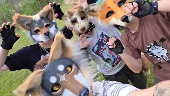 Grupo de jóvenes therians