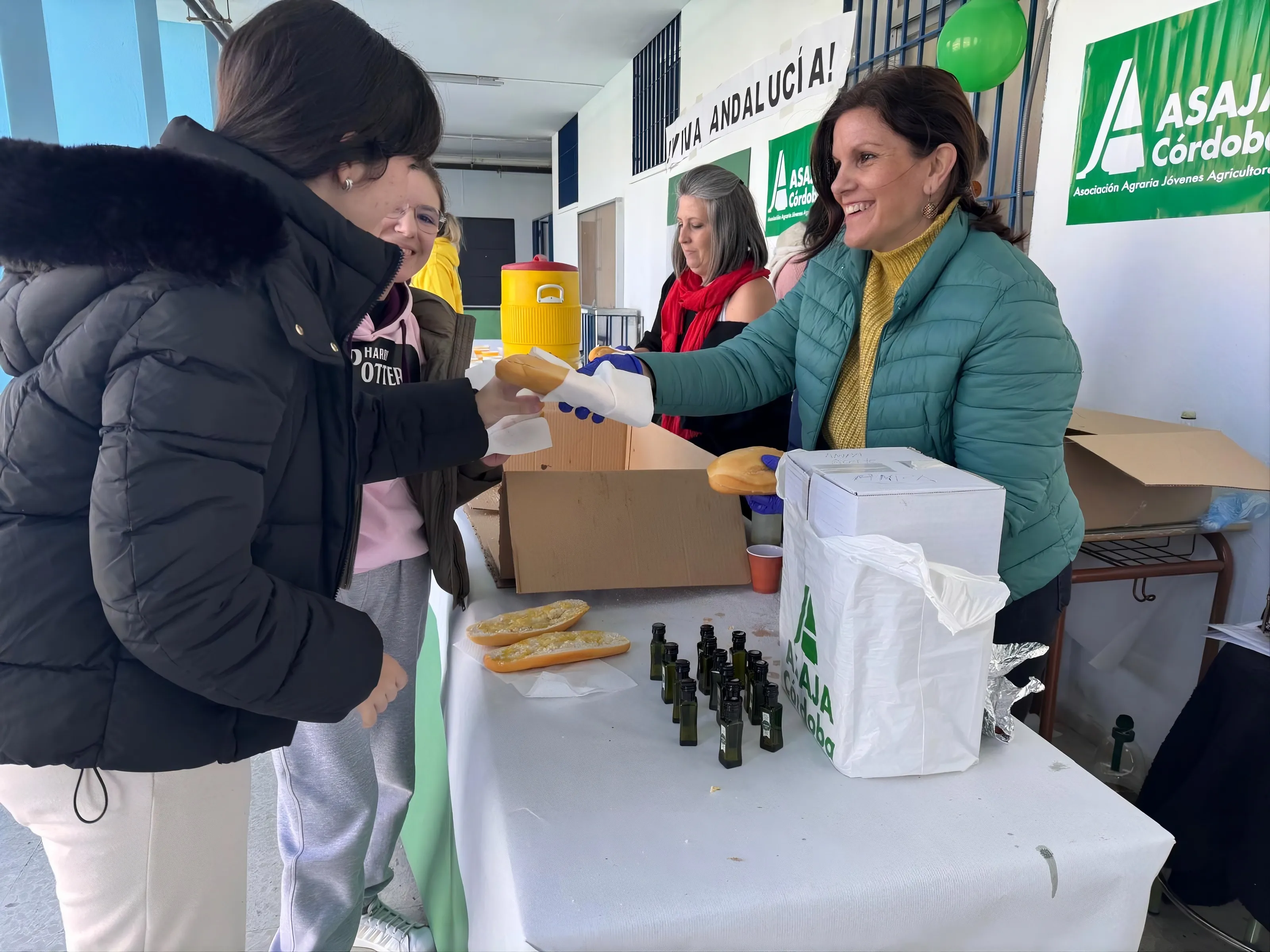 Escolares de la provincia de Córdoba disfrutan de un desayuno molinero con pan y aceite de oliva virgen durante la celebración del Día de Andalucía.