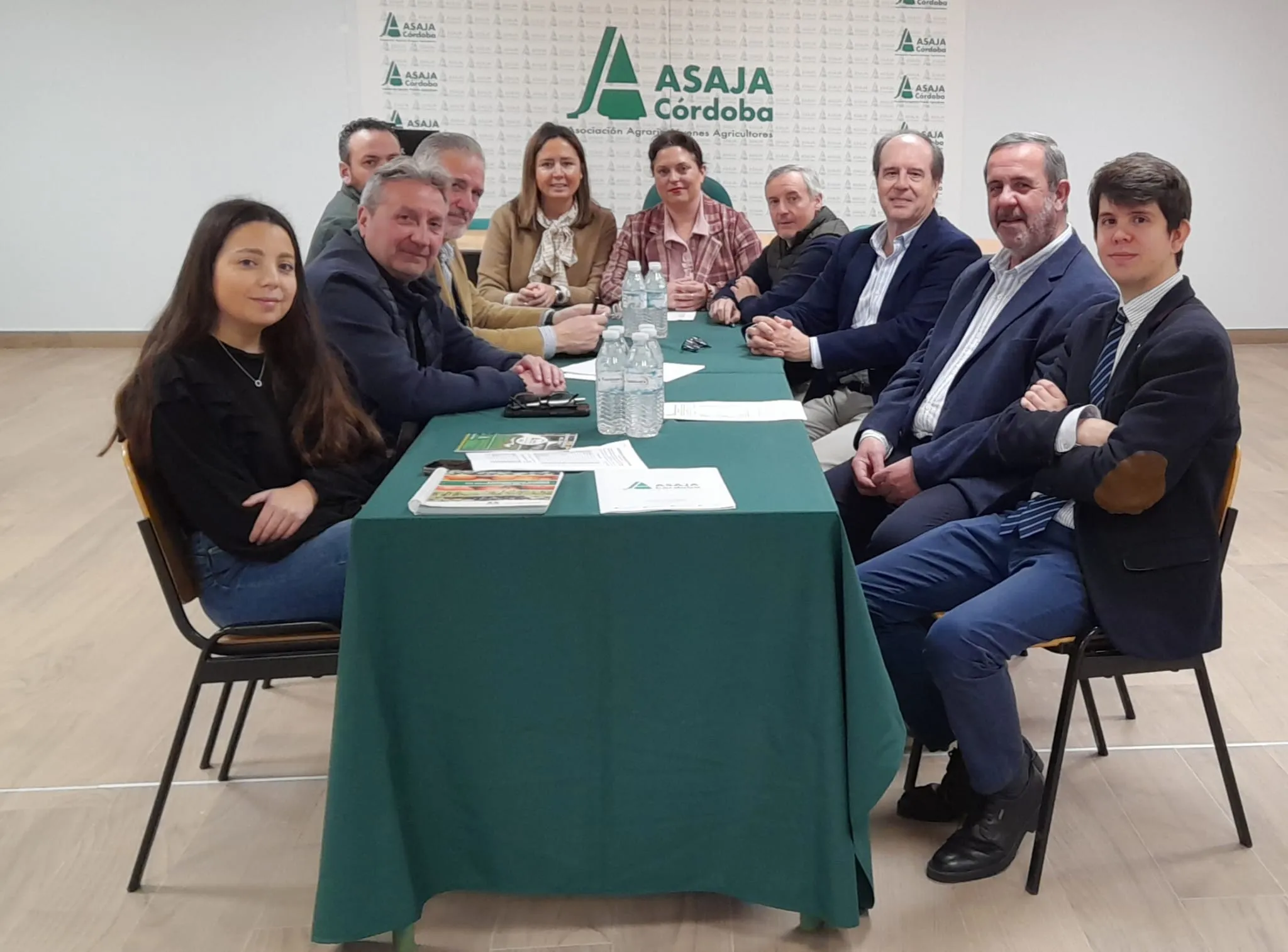 Los miembros de la Comisión Paritaria del Convenio del Campo de Córdoba (ASAJA, COAG Y UGT) han firmado las tablas salariales para el año 2026, aplicando la  subida del salario mínimo interprofesional. Foto: ASAJA Córdoba